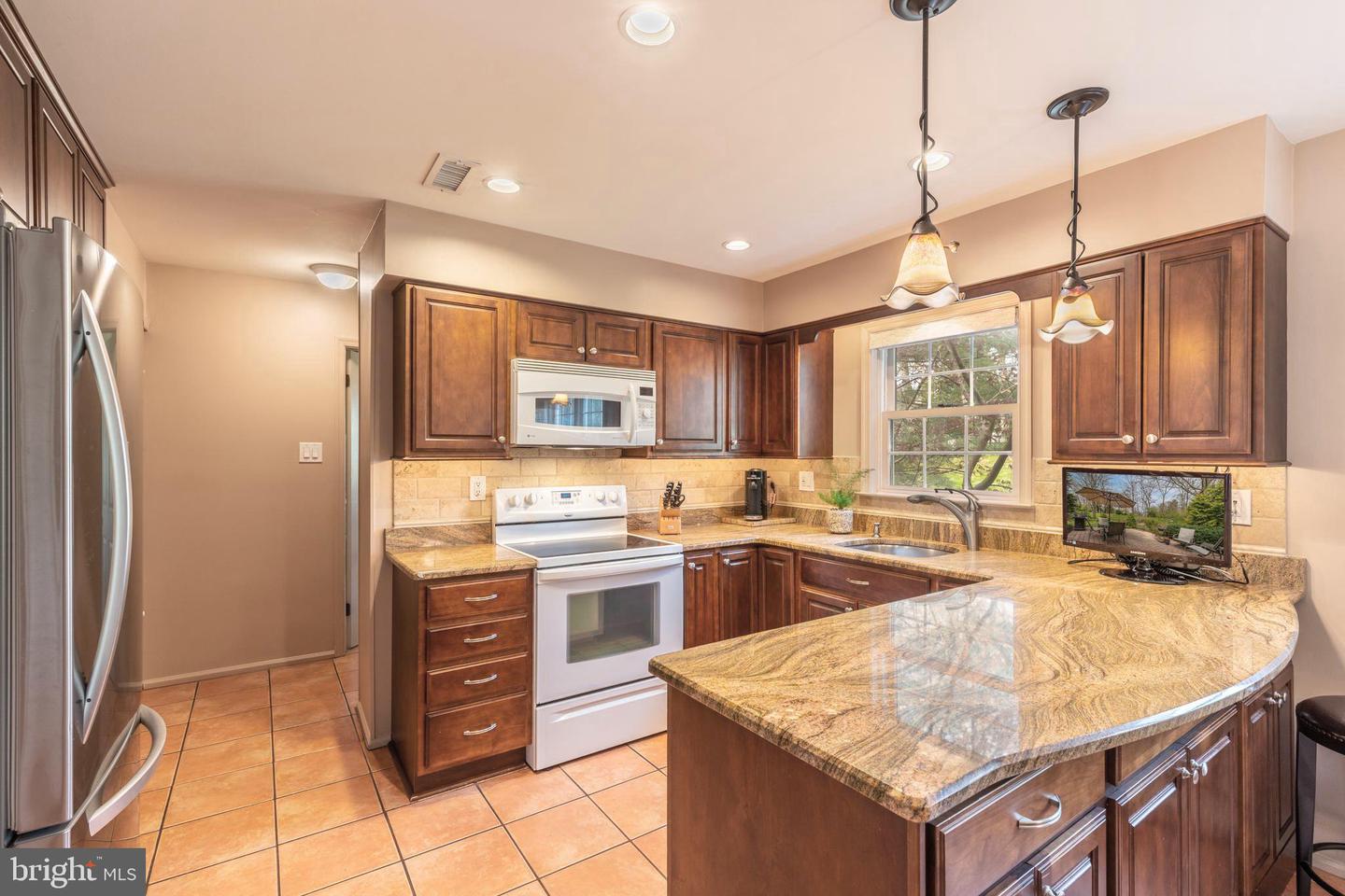 1382 Bell Ln