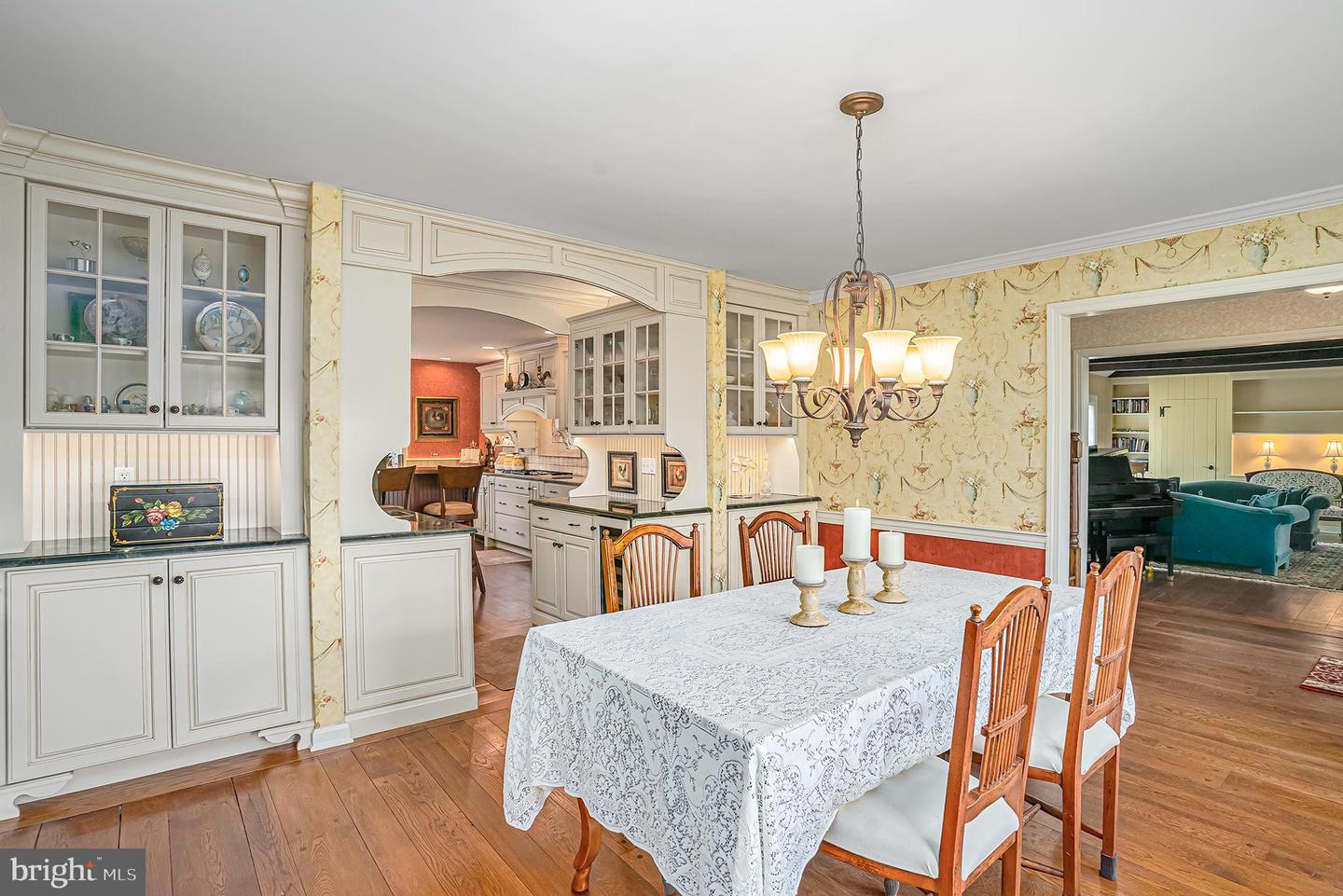 1075 Ave