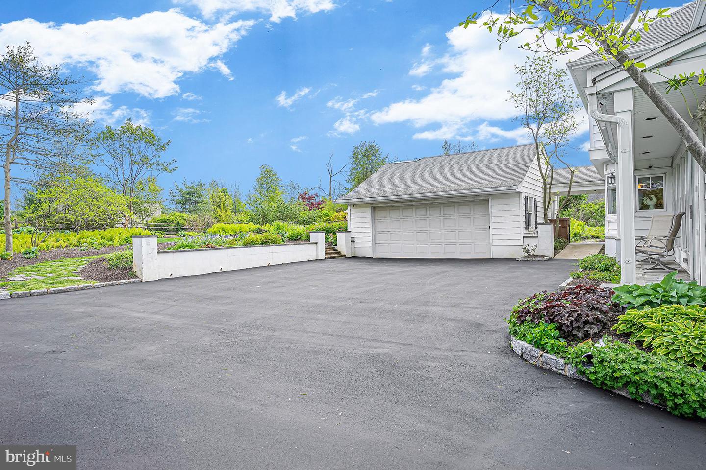 1075 Ave