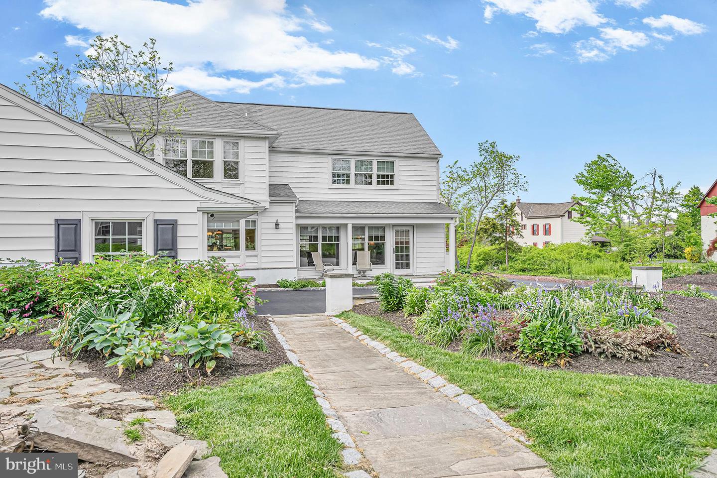 1075 Ave