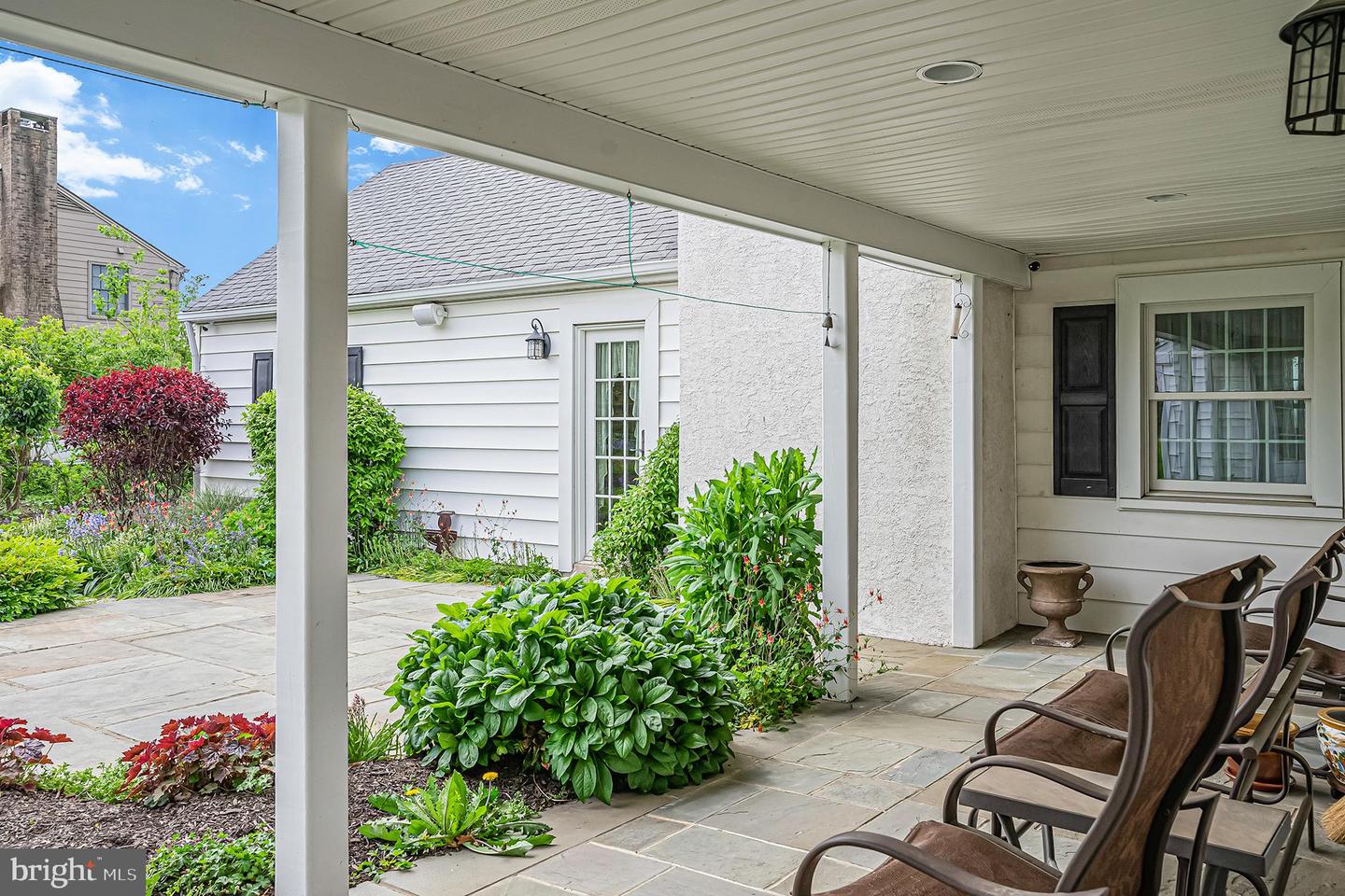 1075 Ave