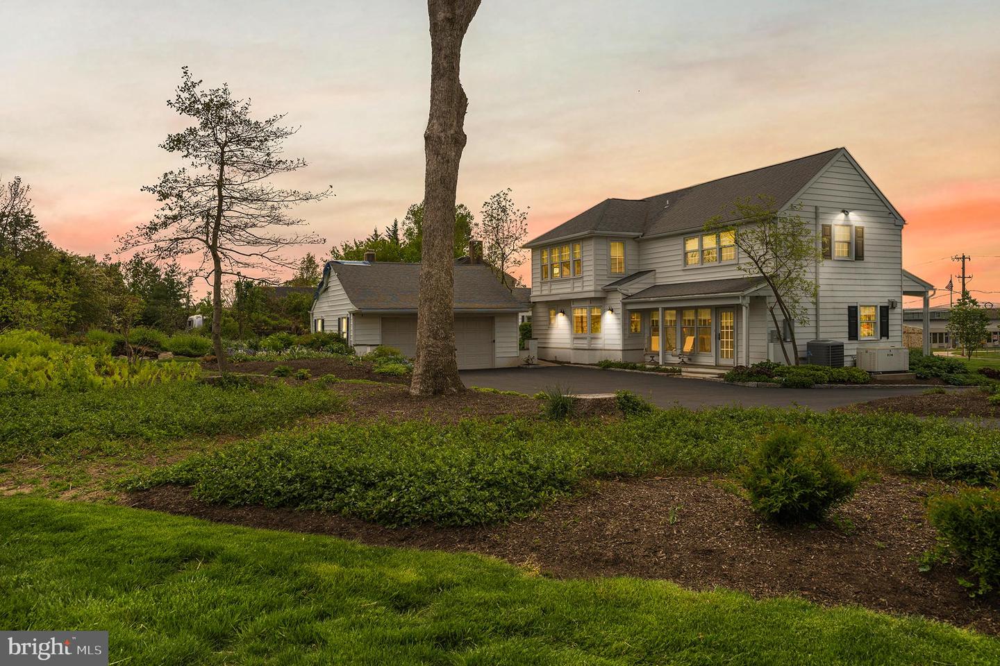 1075 Ave