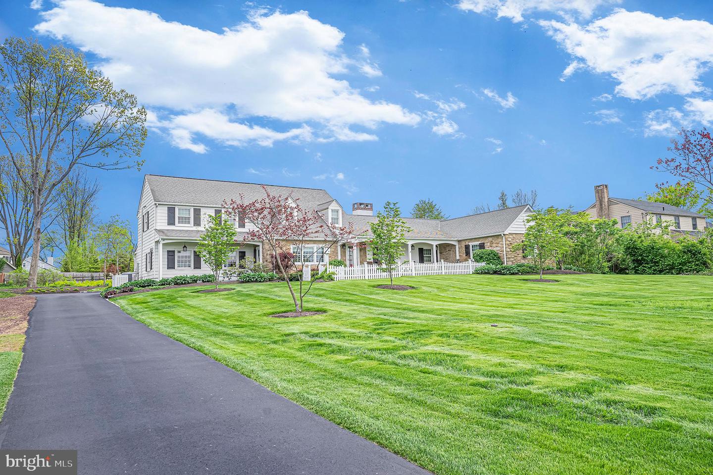 1075 Ave
