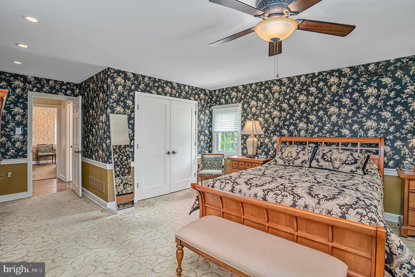 1075 Ave