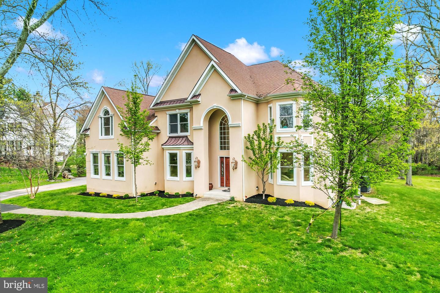 916 N Surrey Dr