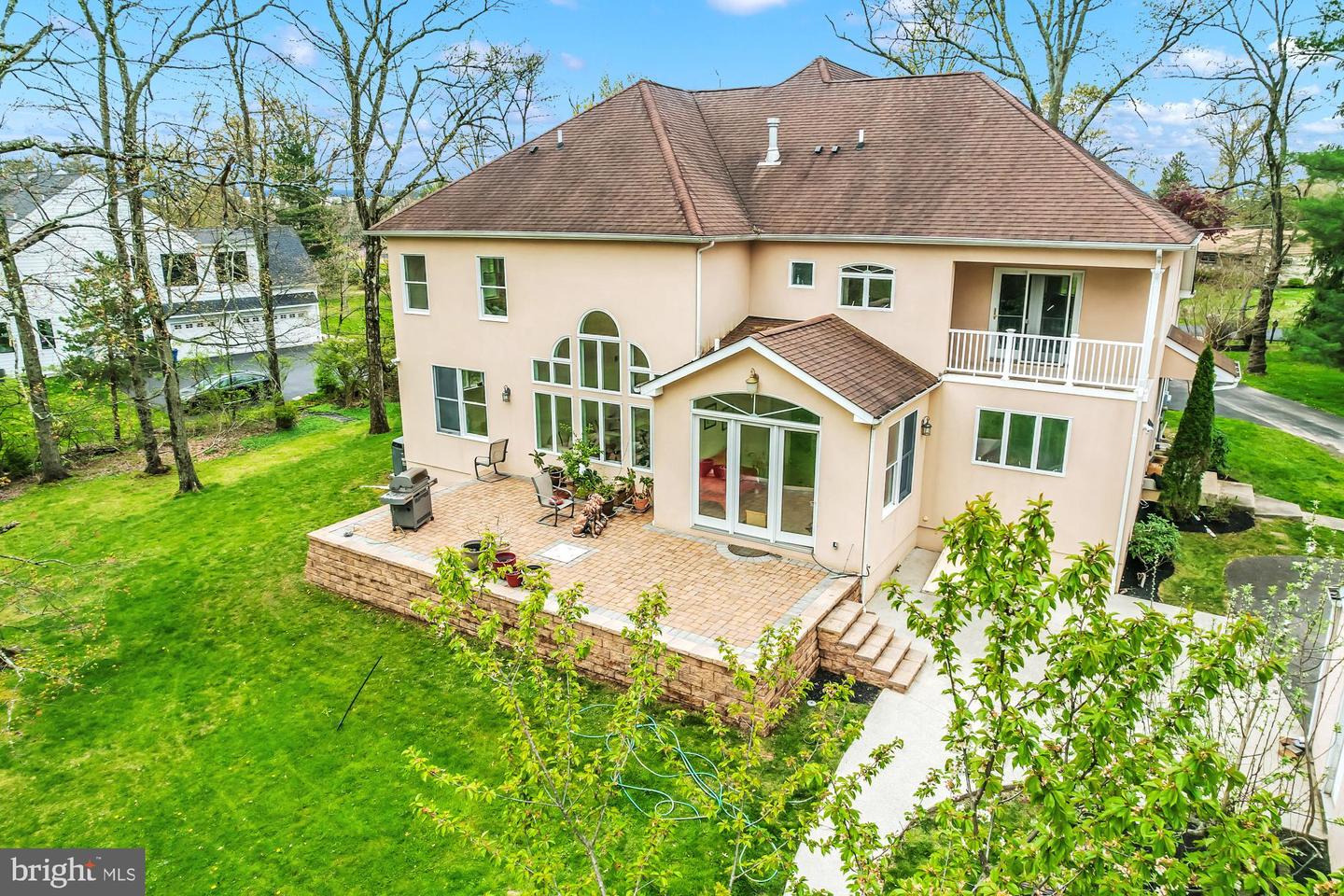 916 N Surrey Dr
