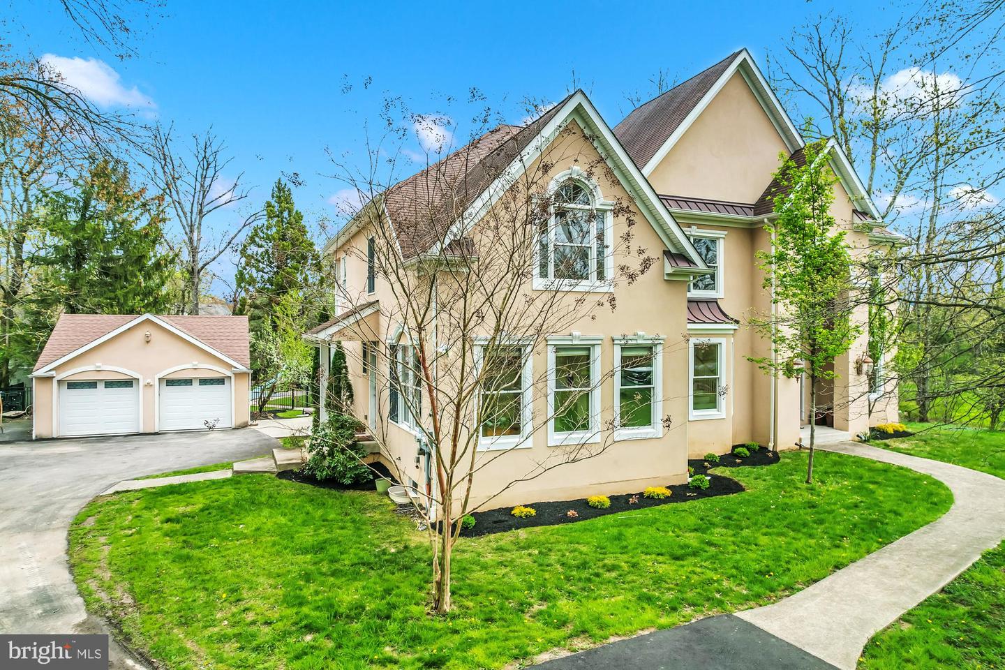 916 N Surrey Dr