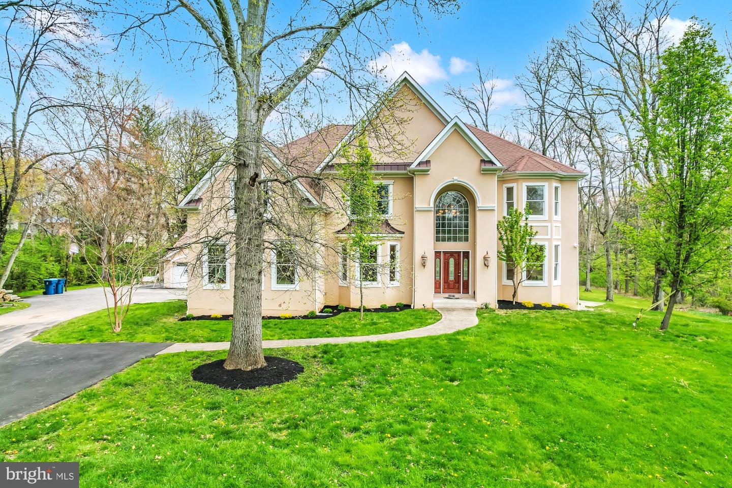 916 N Surrey Dr