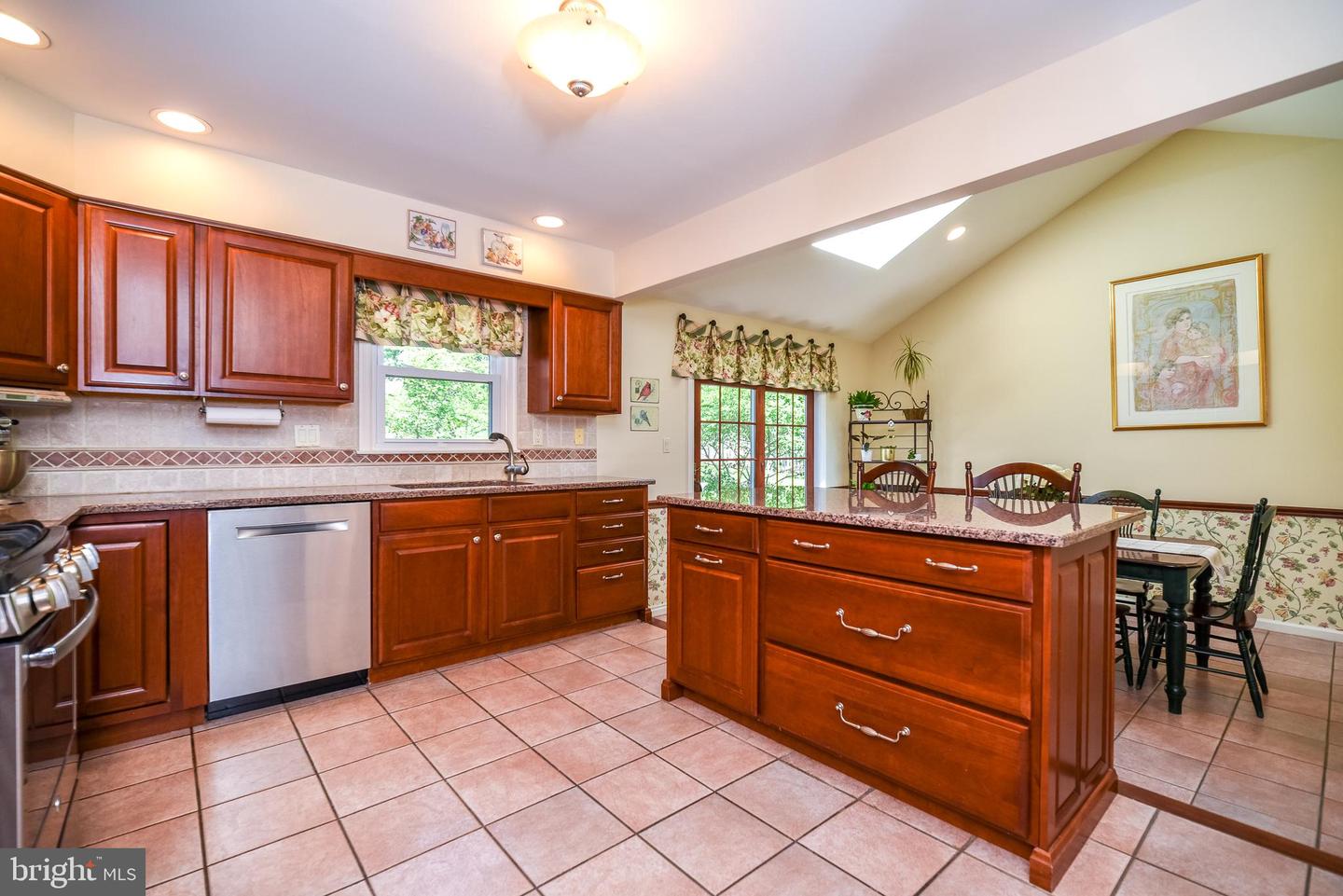 1812 Beacon Hill Dr