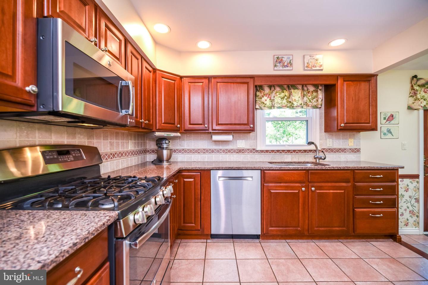 1812 Beacon Hill Dr