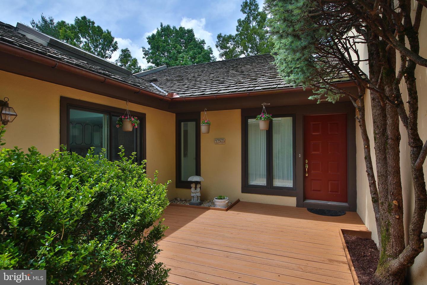 11 Farrier Ln