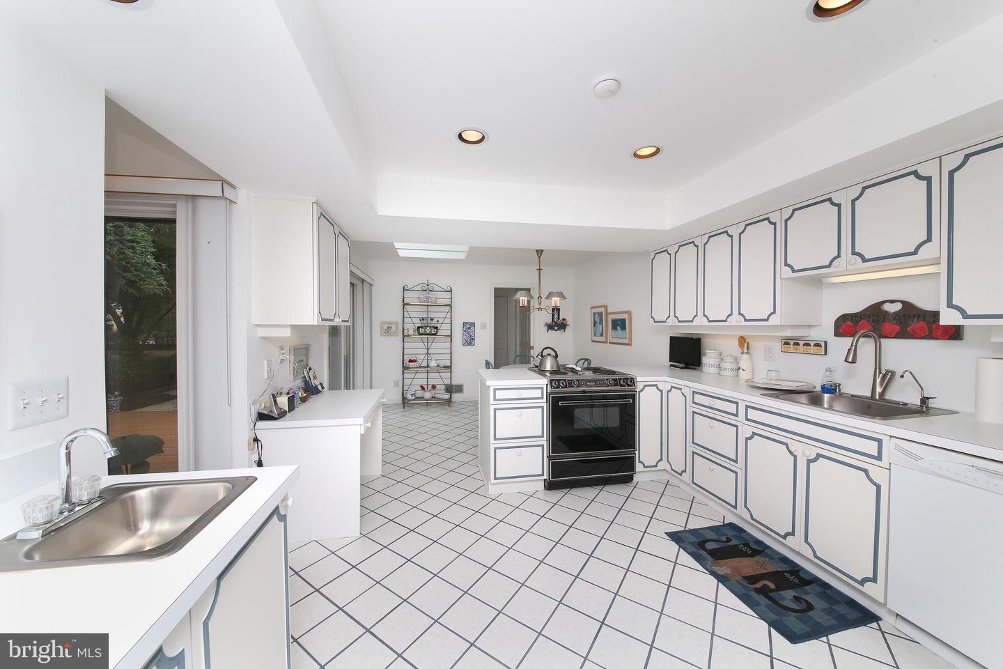 11 Farrier Ln