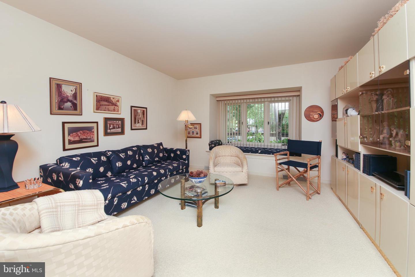 11 Farrier Ln