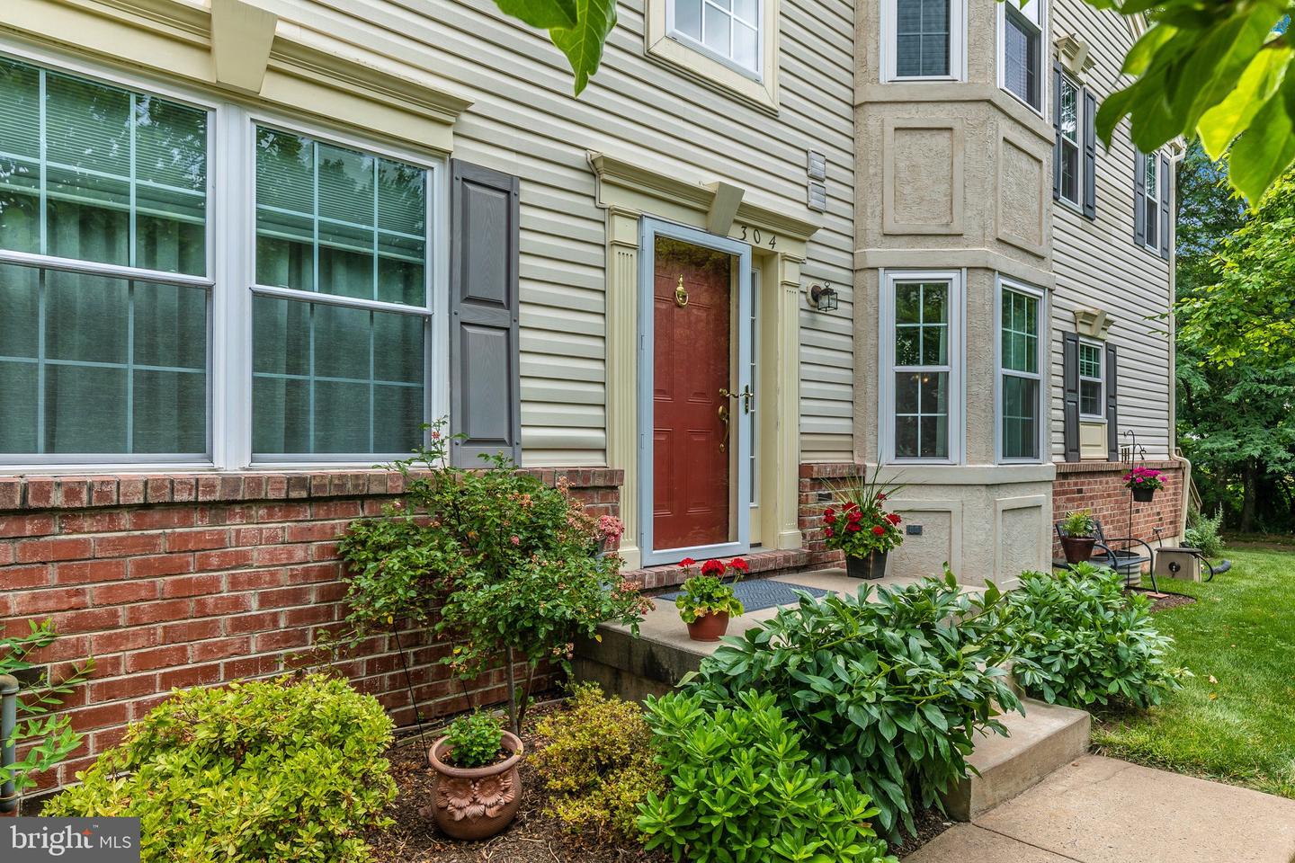 304 Jamestown Ct