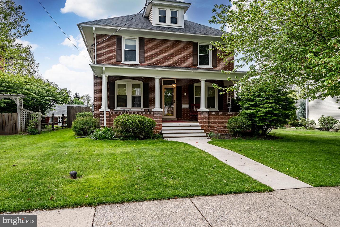 52 W Summit St