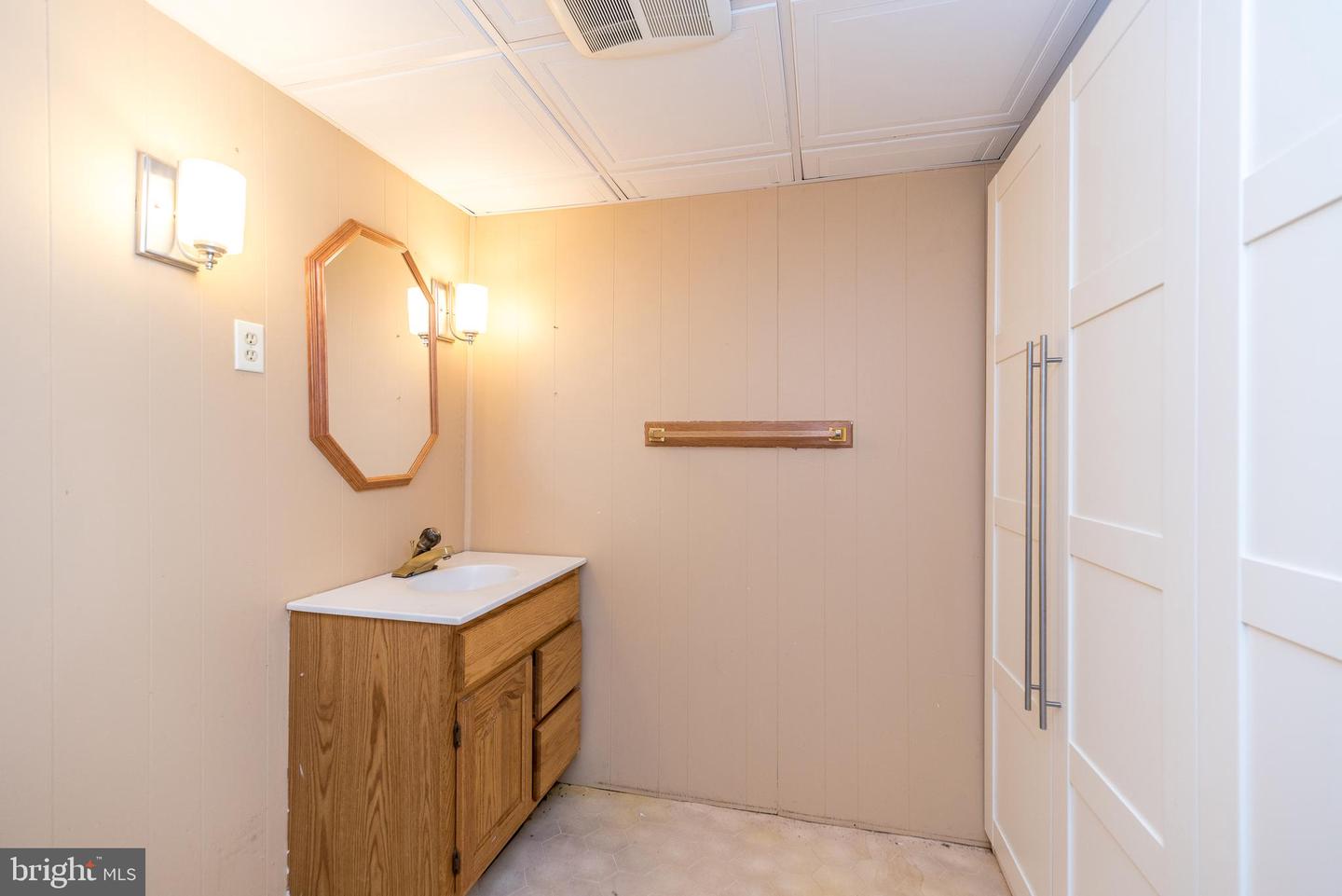 3202 Sharon Ln