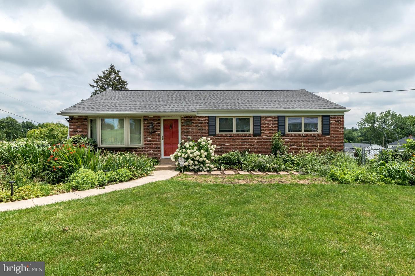 3202 Sharon Ln