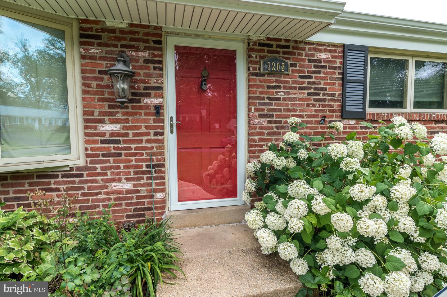 3202 Sharon Ln