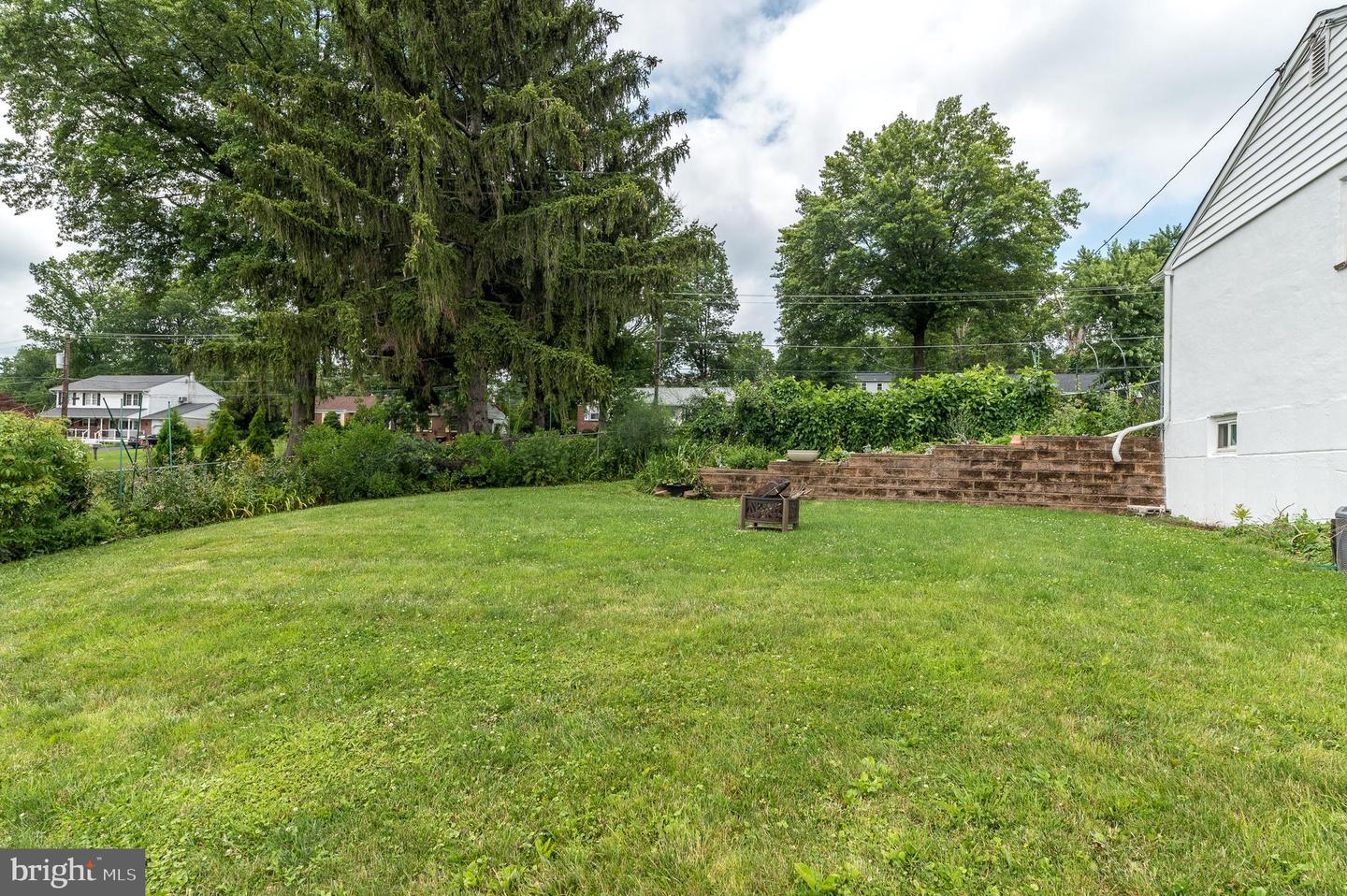 3202 Sharon Ln