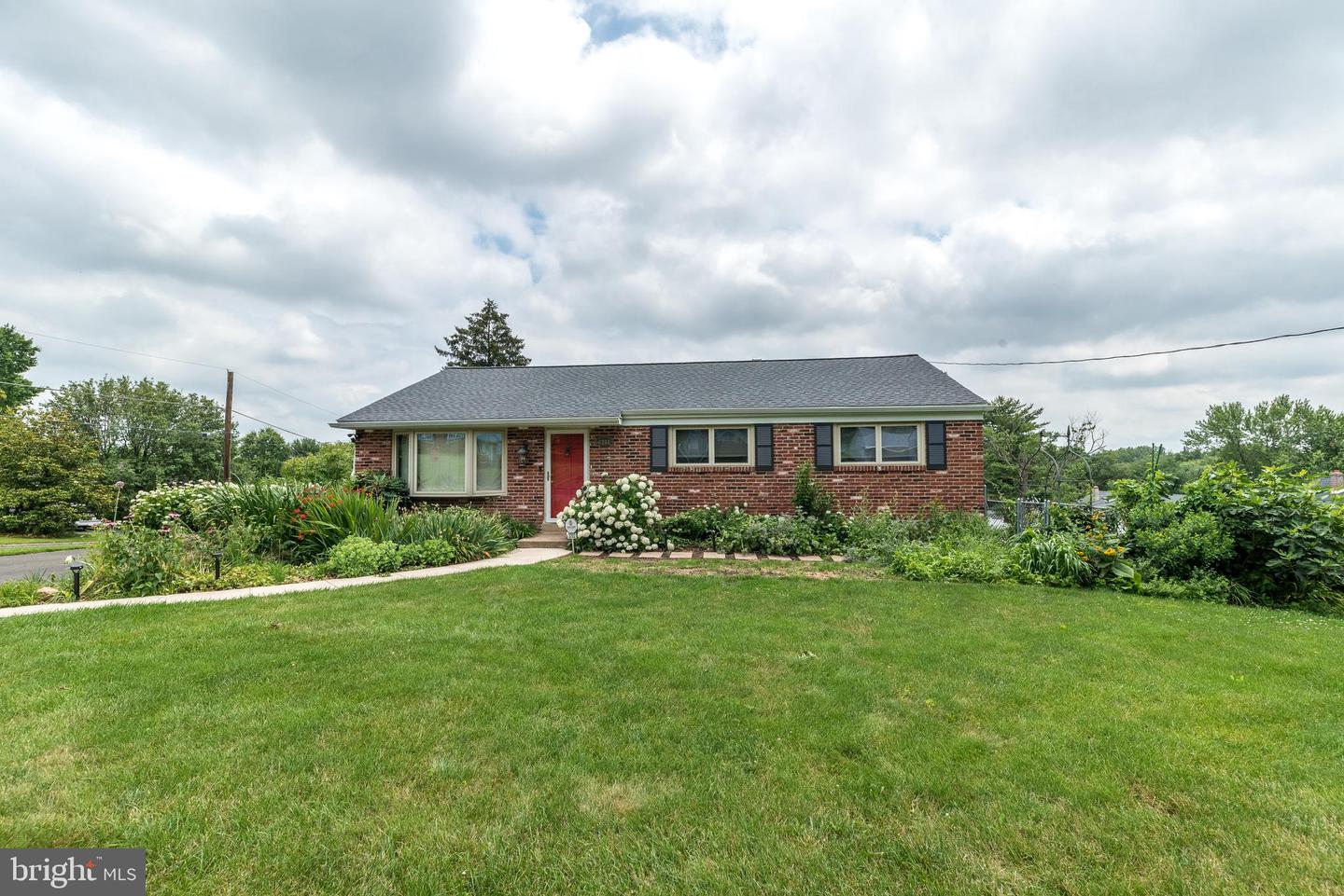 3202 Sharon Ln