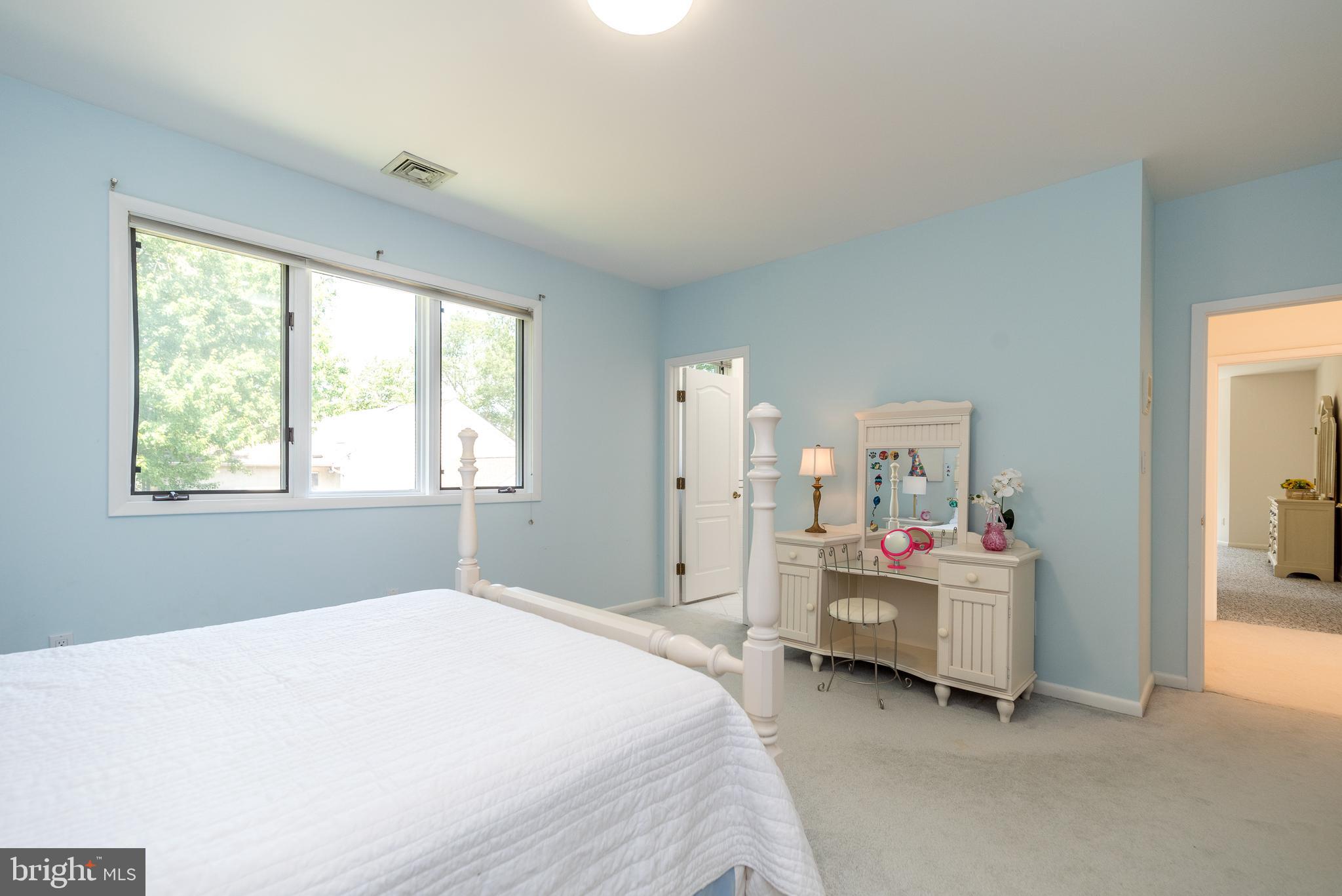 1805 Saxon Ln