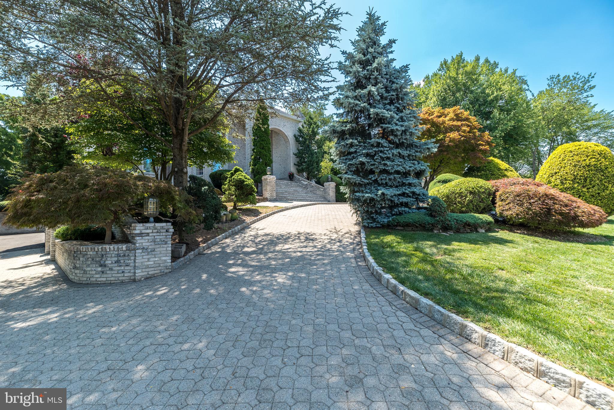 1805 Saxon Ln