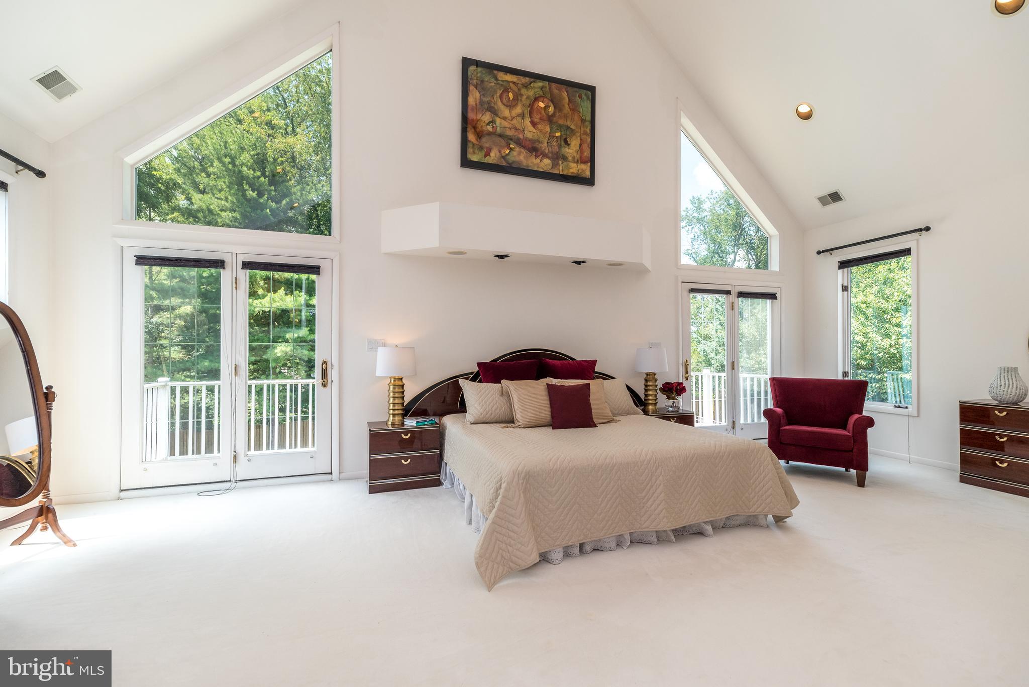1805 Saxon Ln