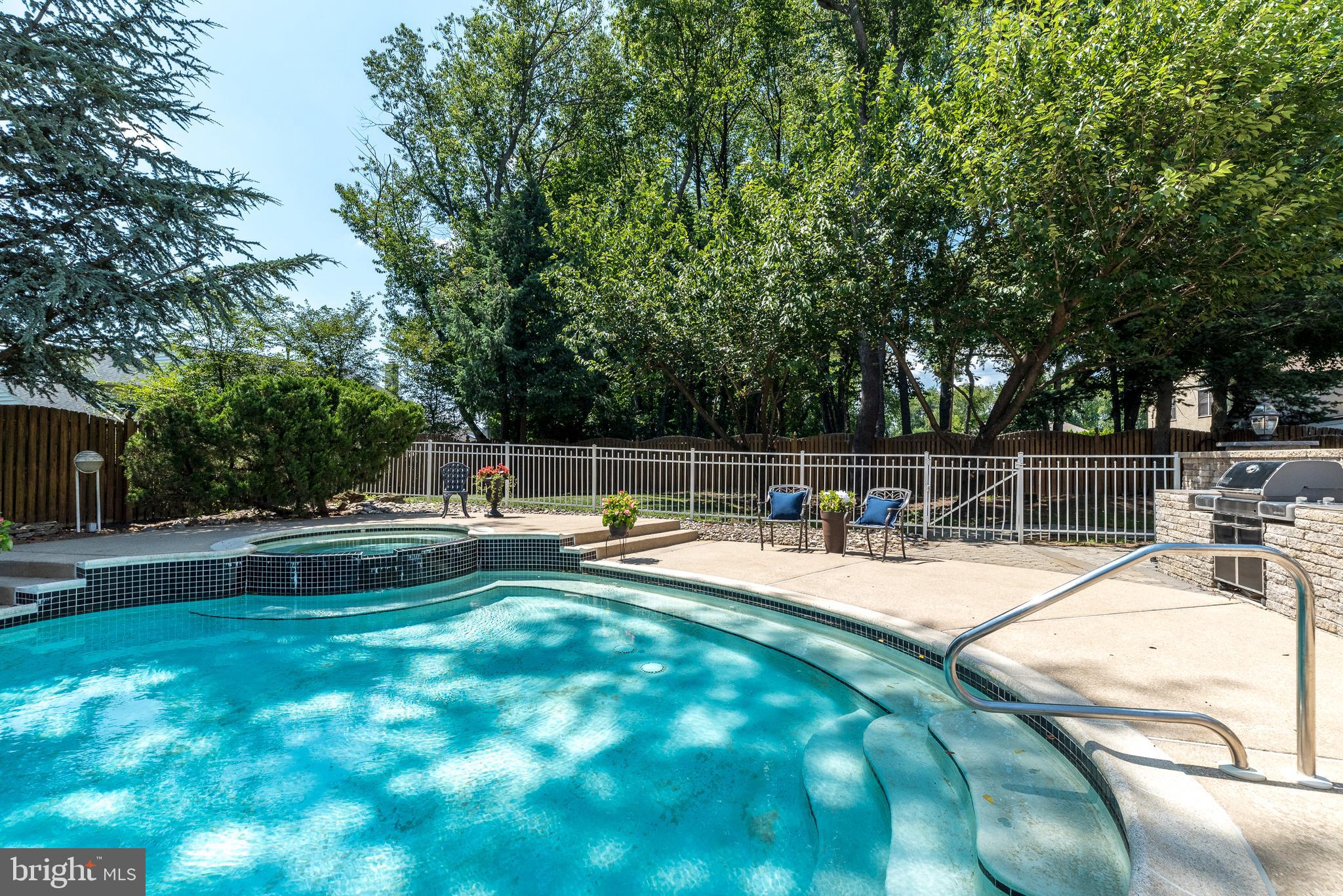 1805 Saxon Ln