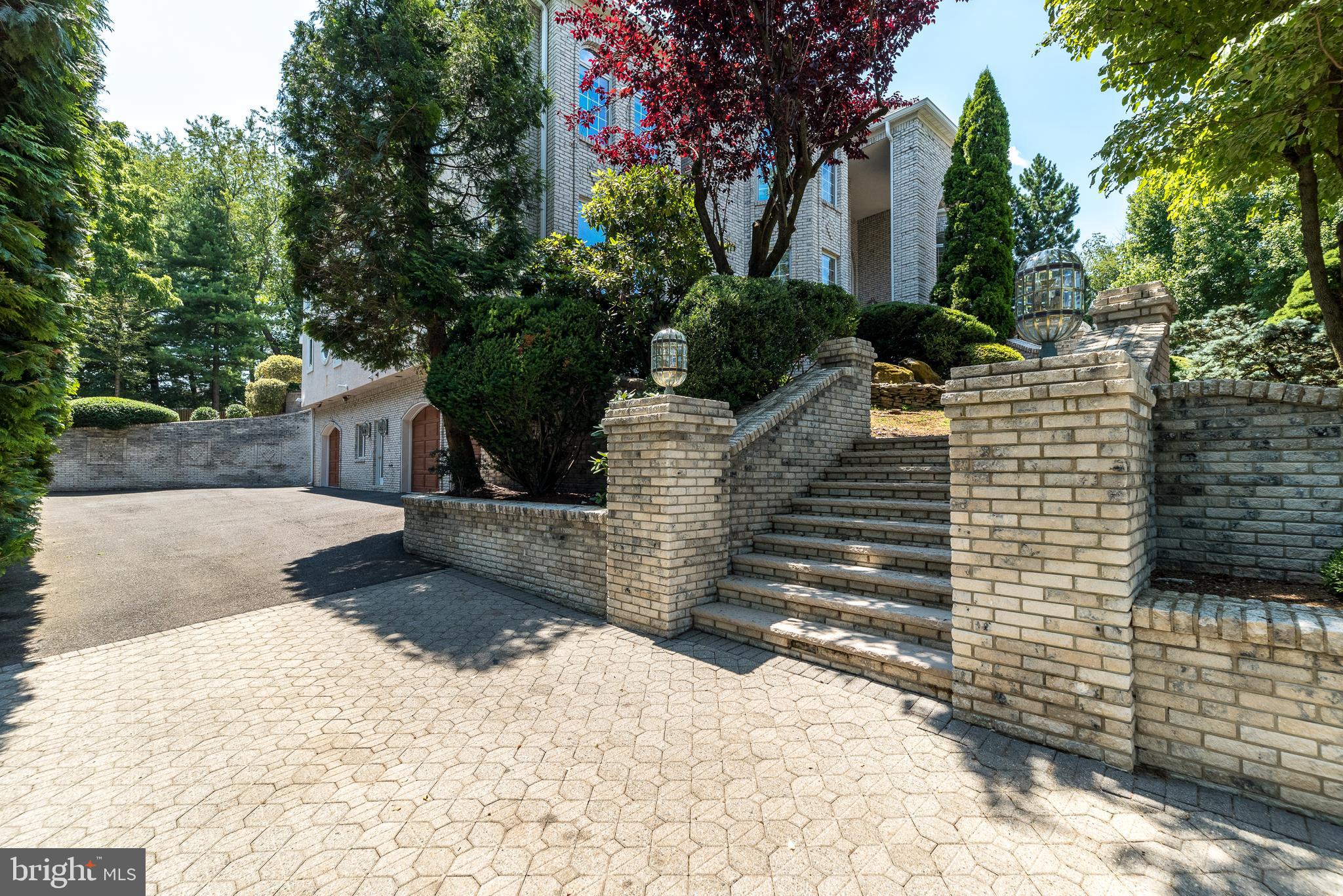 1805 Saxon Ln