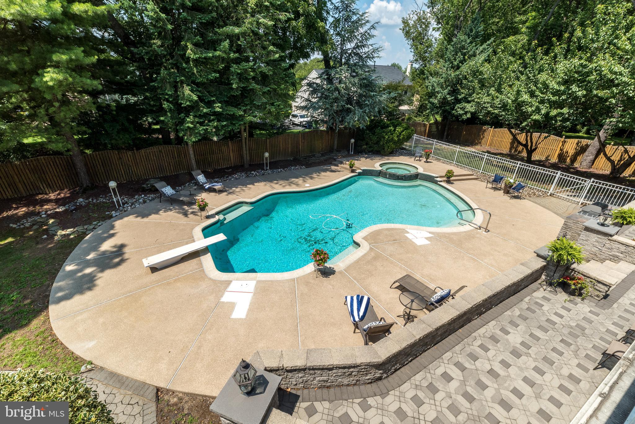 1805 Saxon Ln