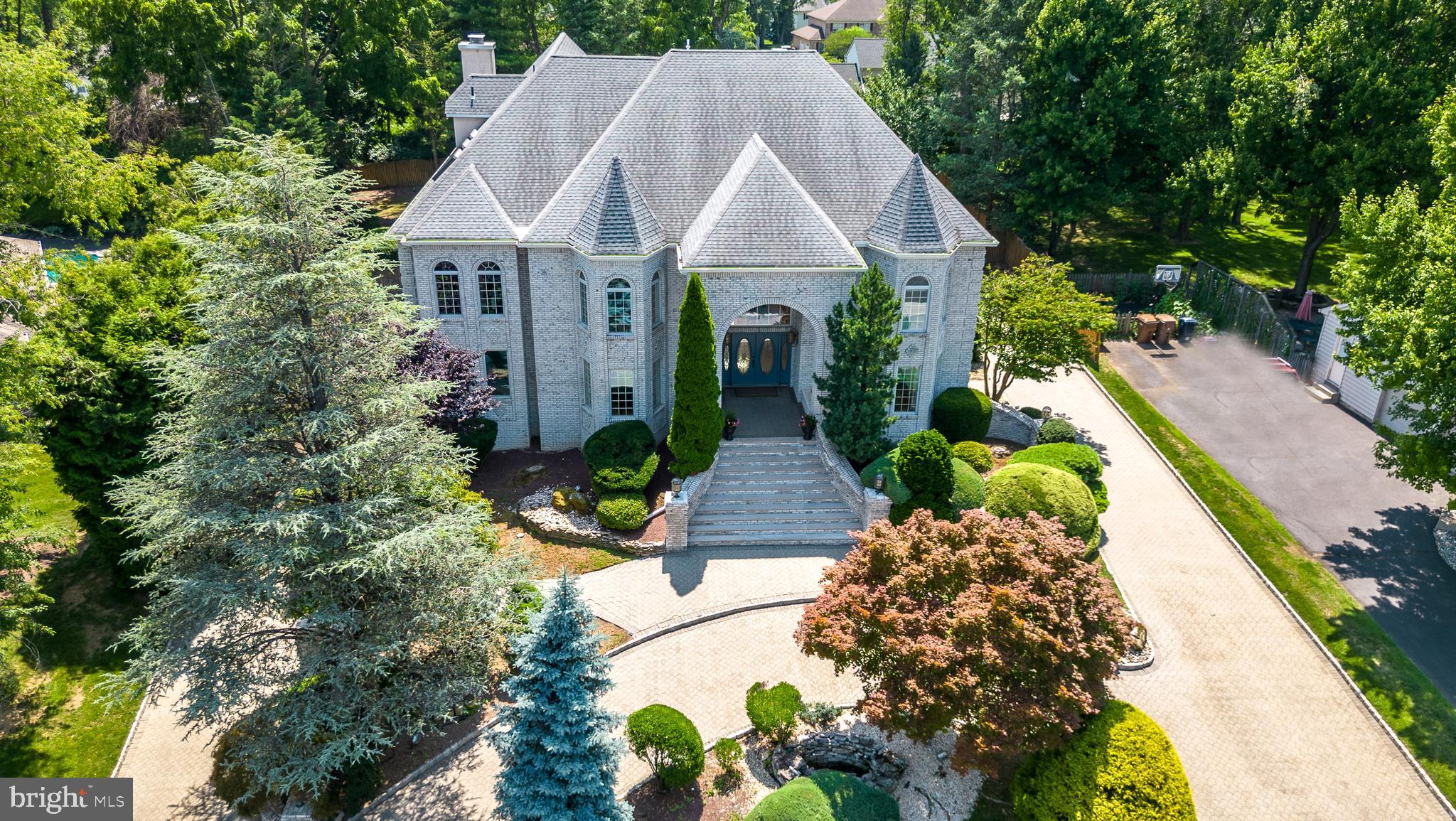1805 Saxon Ln