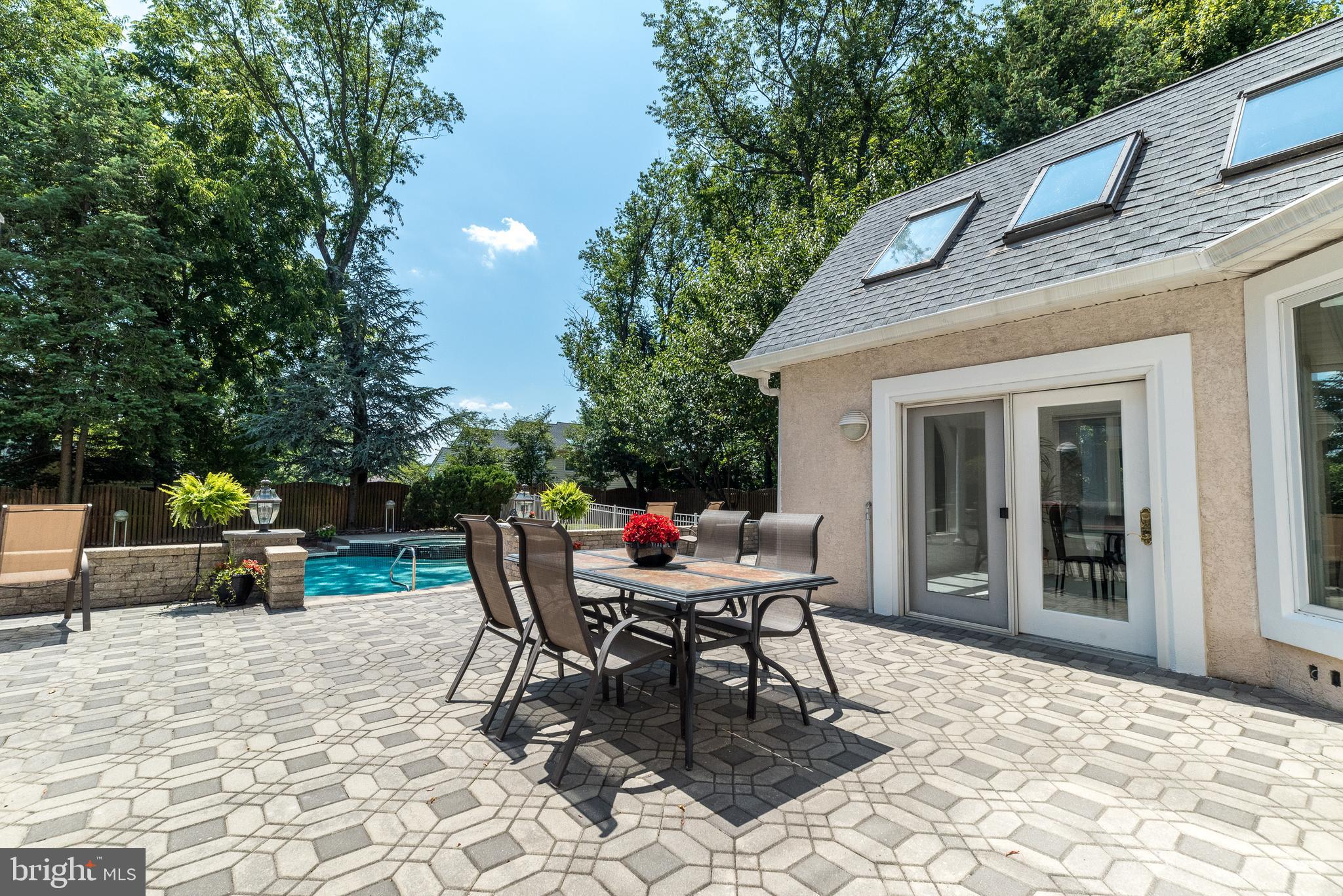 1805 Saxon Ln