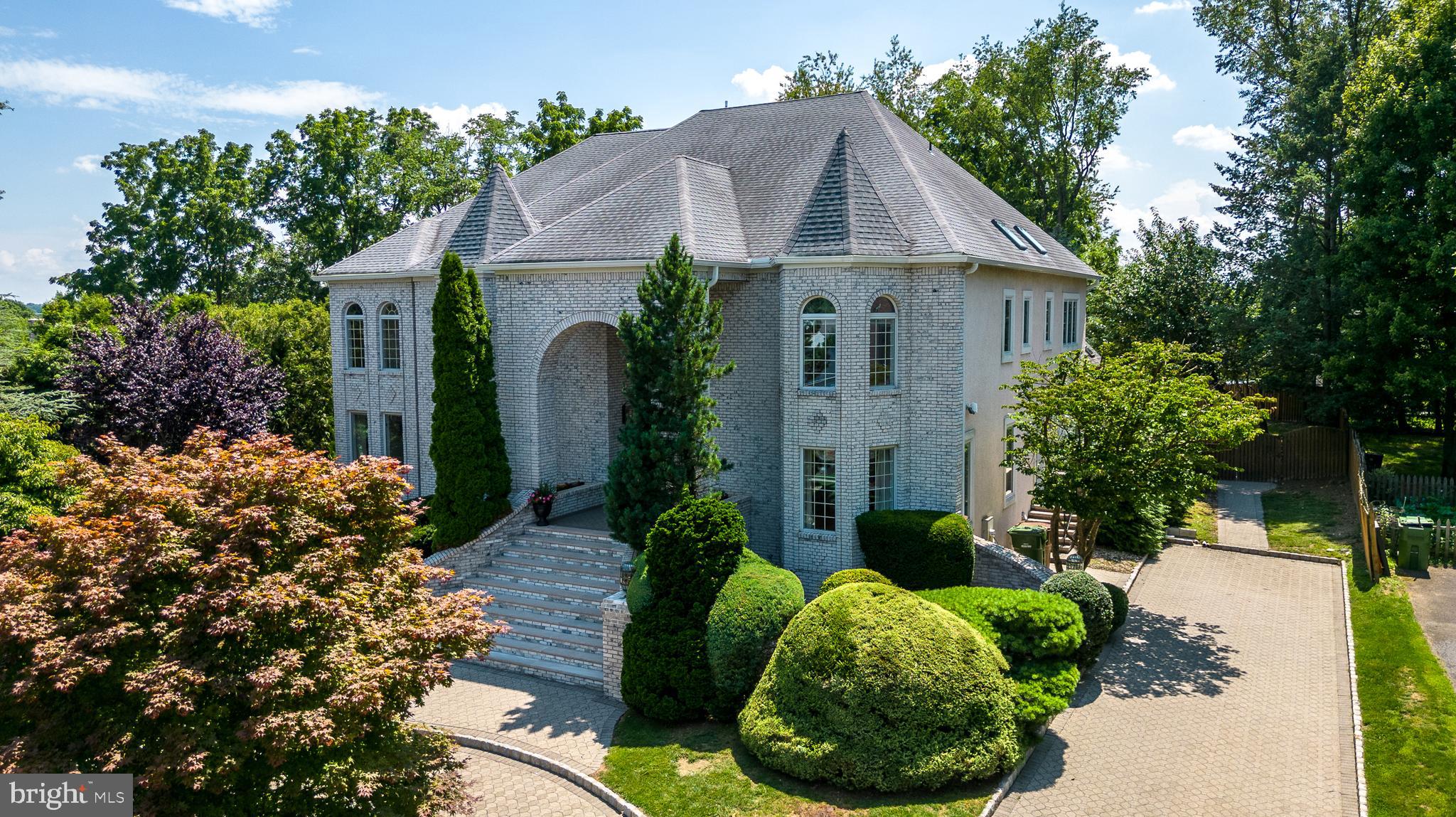 1805 Saxon Ln