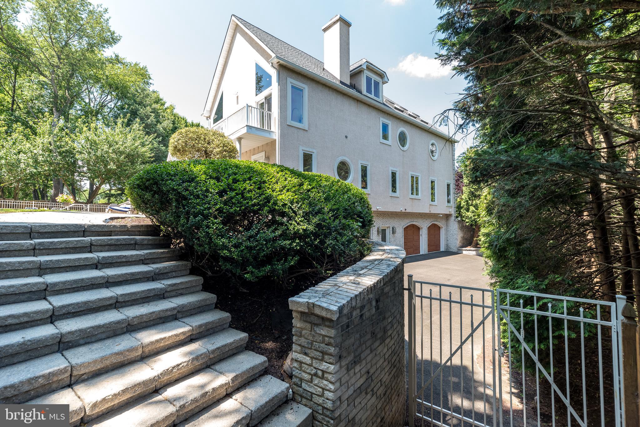 1805 Saxon Ln