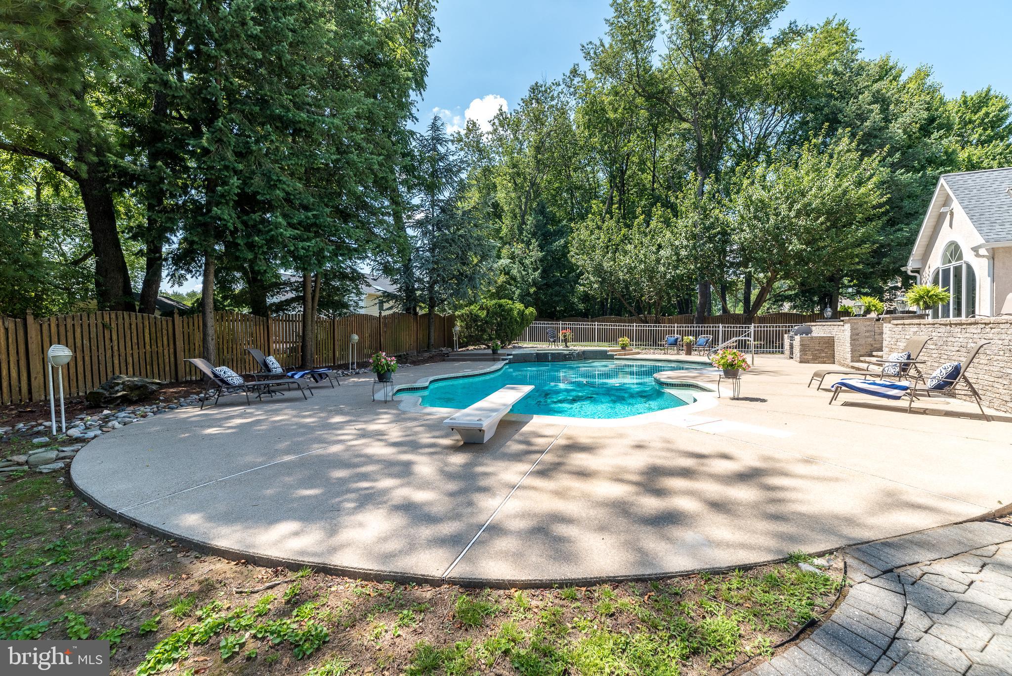 1805 Saxon Ln