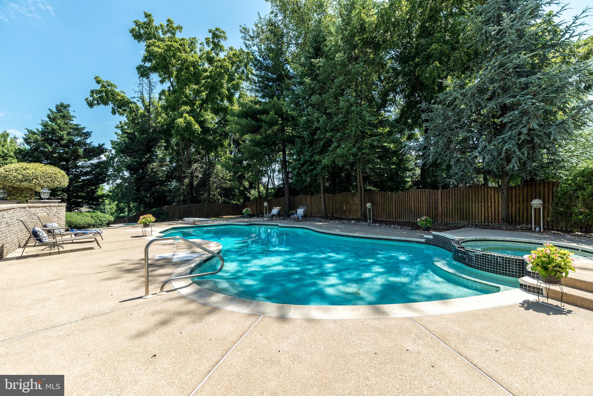 1805 Saxon Ln