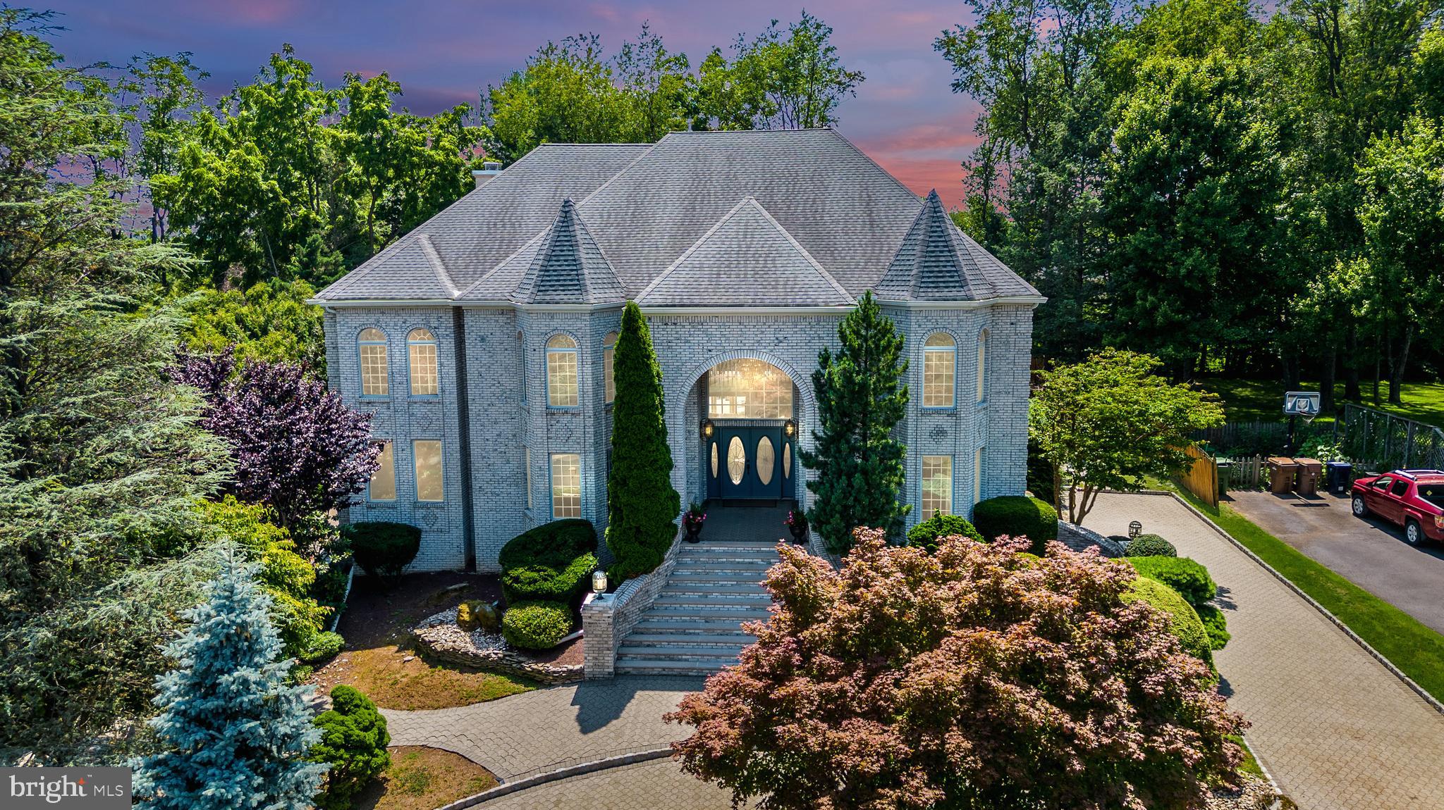 1805 Saxon Ln