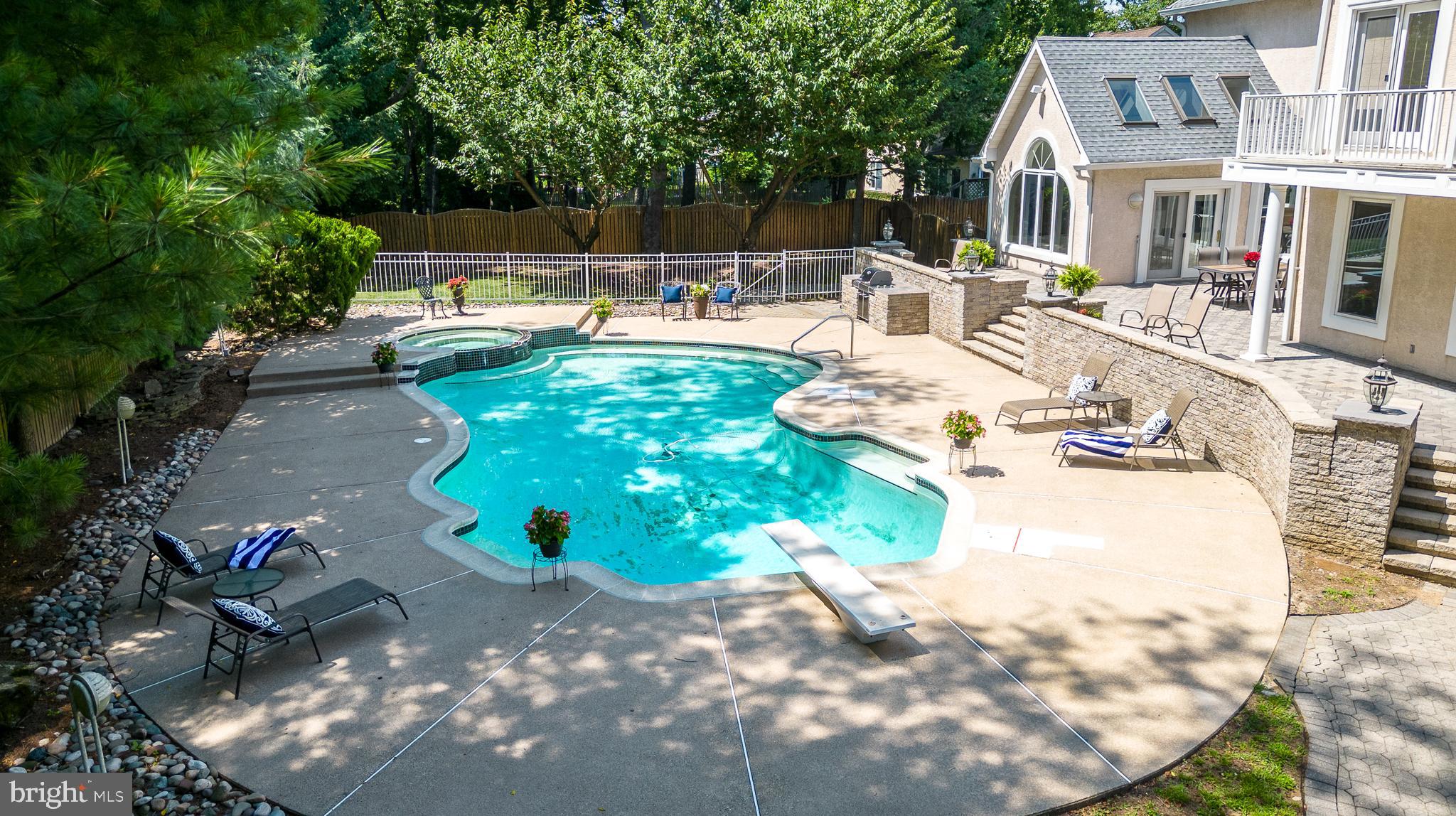 1805 Saxon Ln