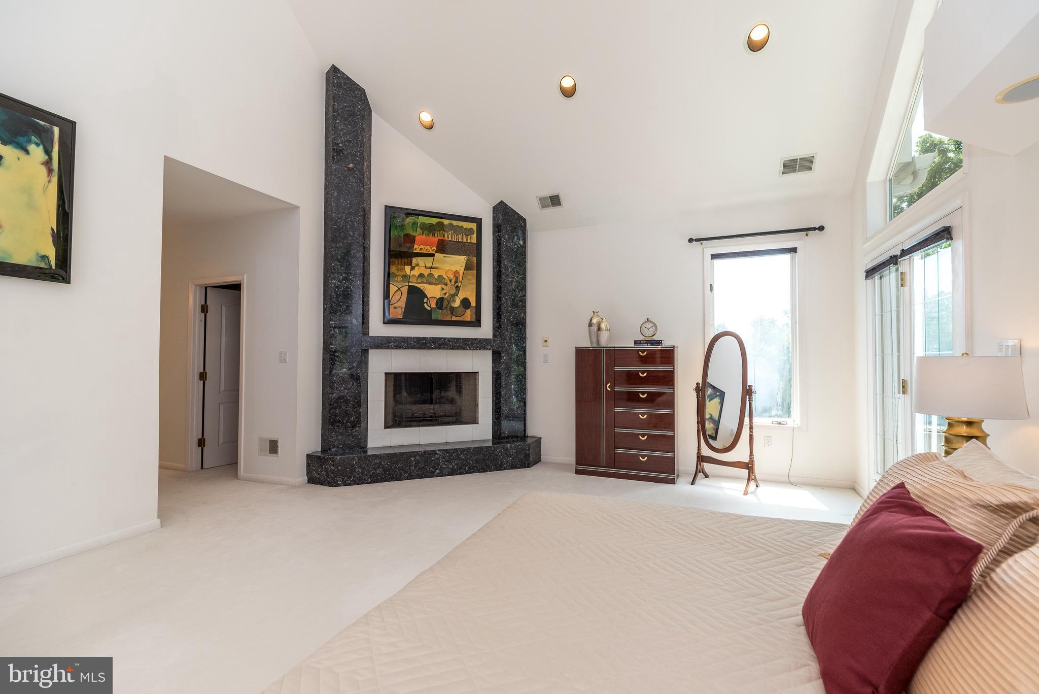 1805 Saxon Ln