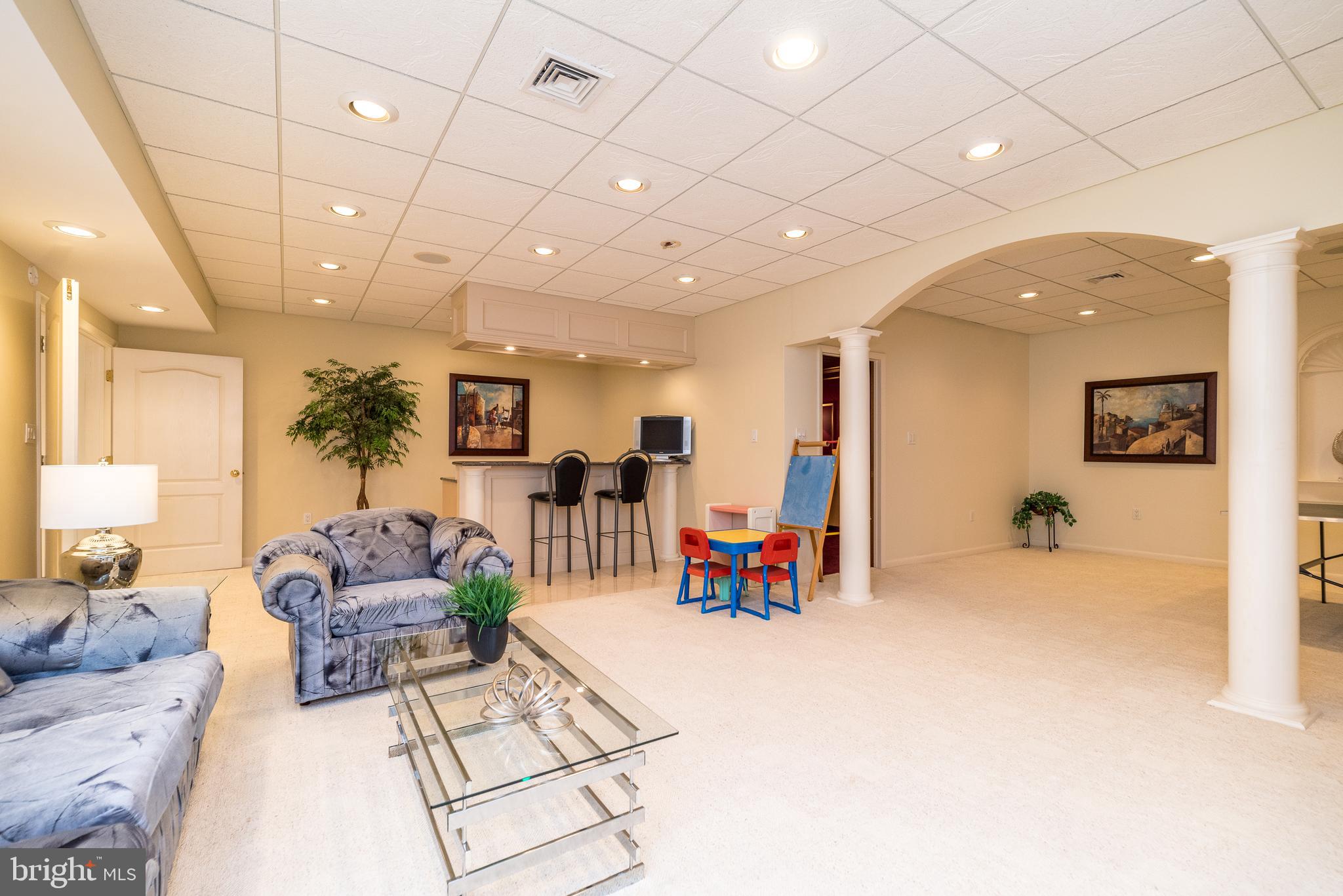 1805 Saxon Ln