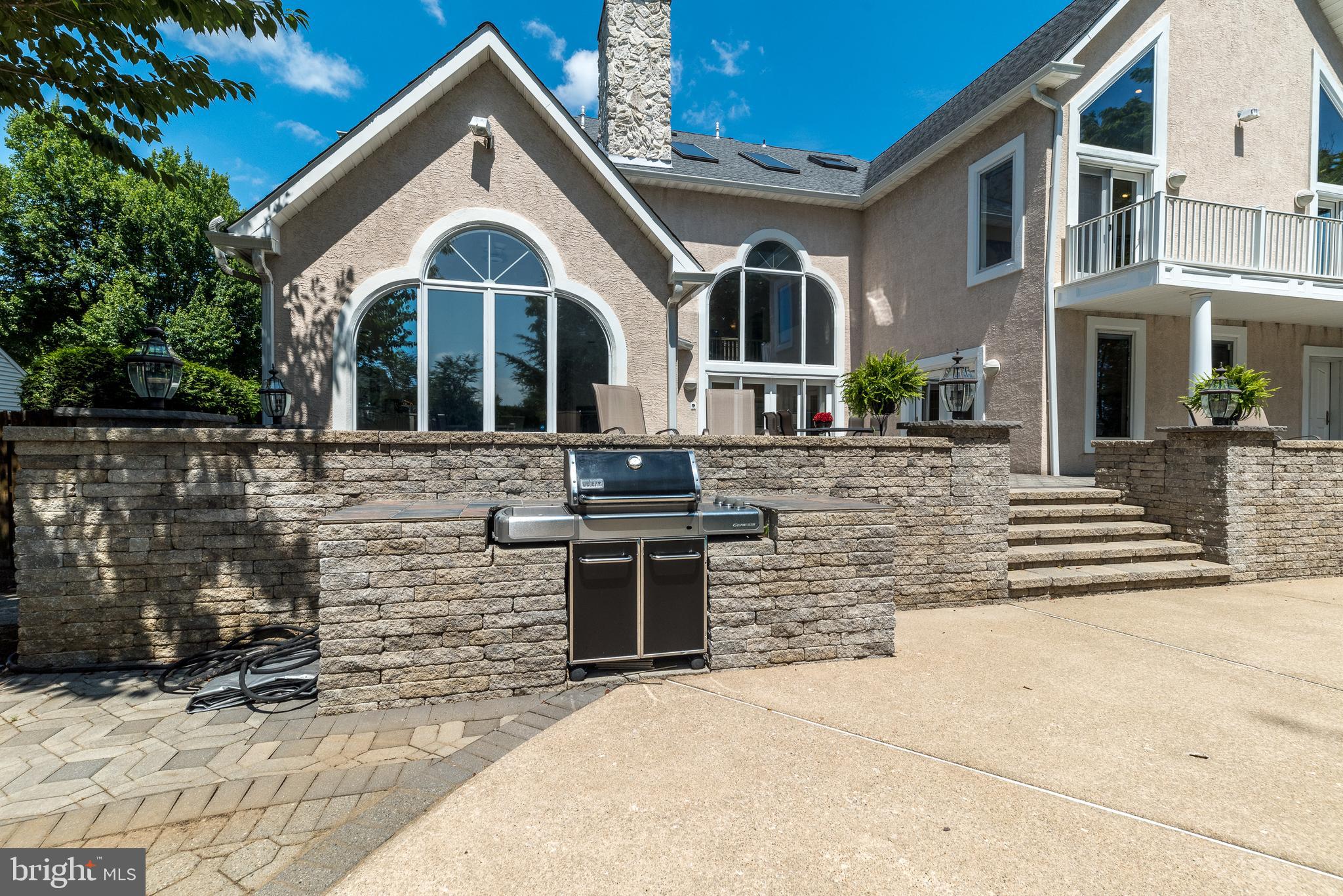 1805 Saxon Ln