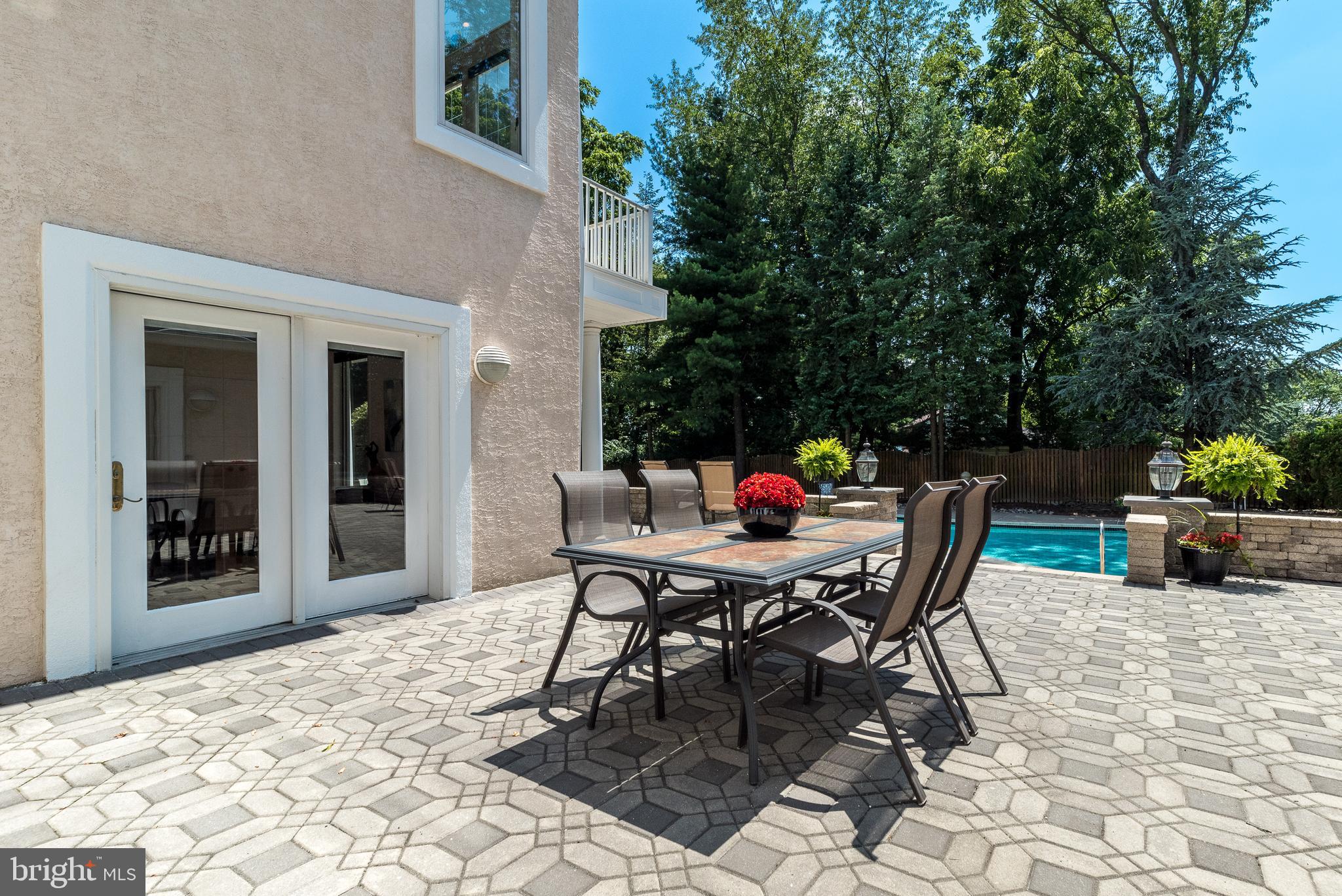 1805 Saxon Ln