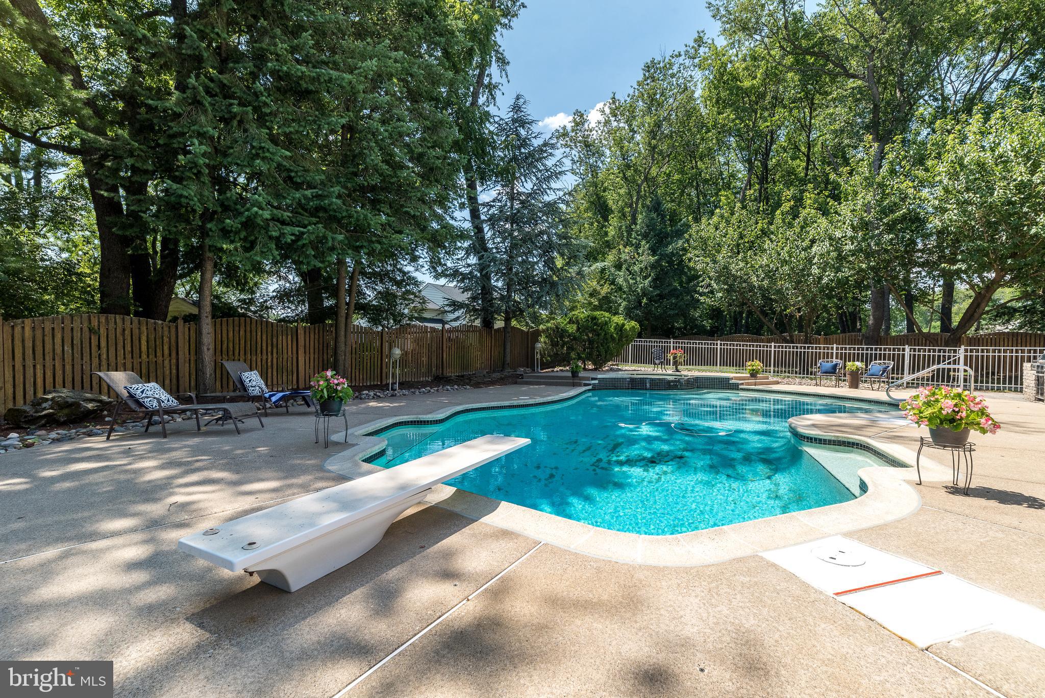 1805 Saxon Ln