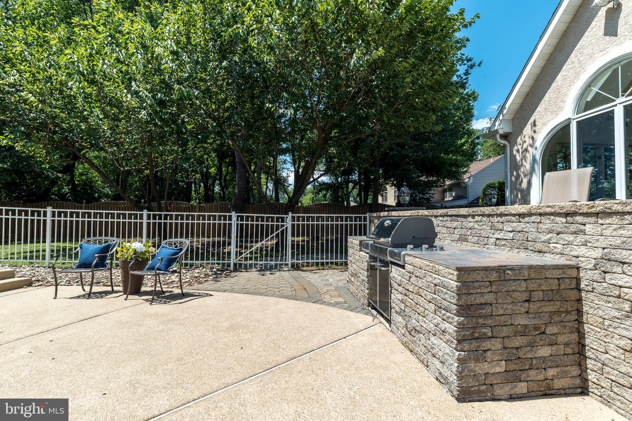1805 Saxon Ln