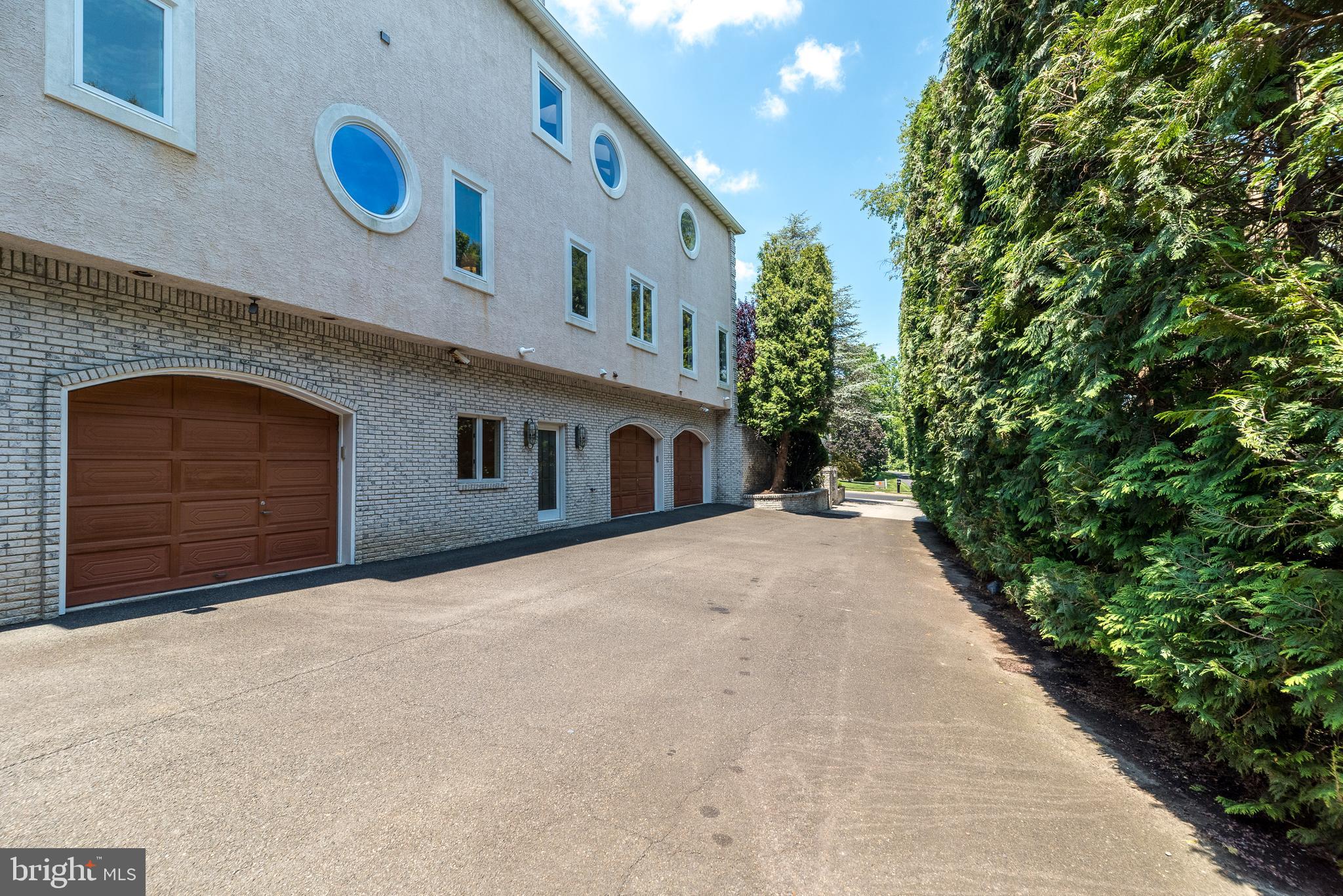 1805 Saxon Ln