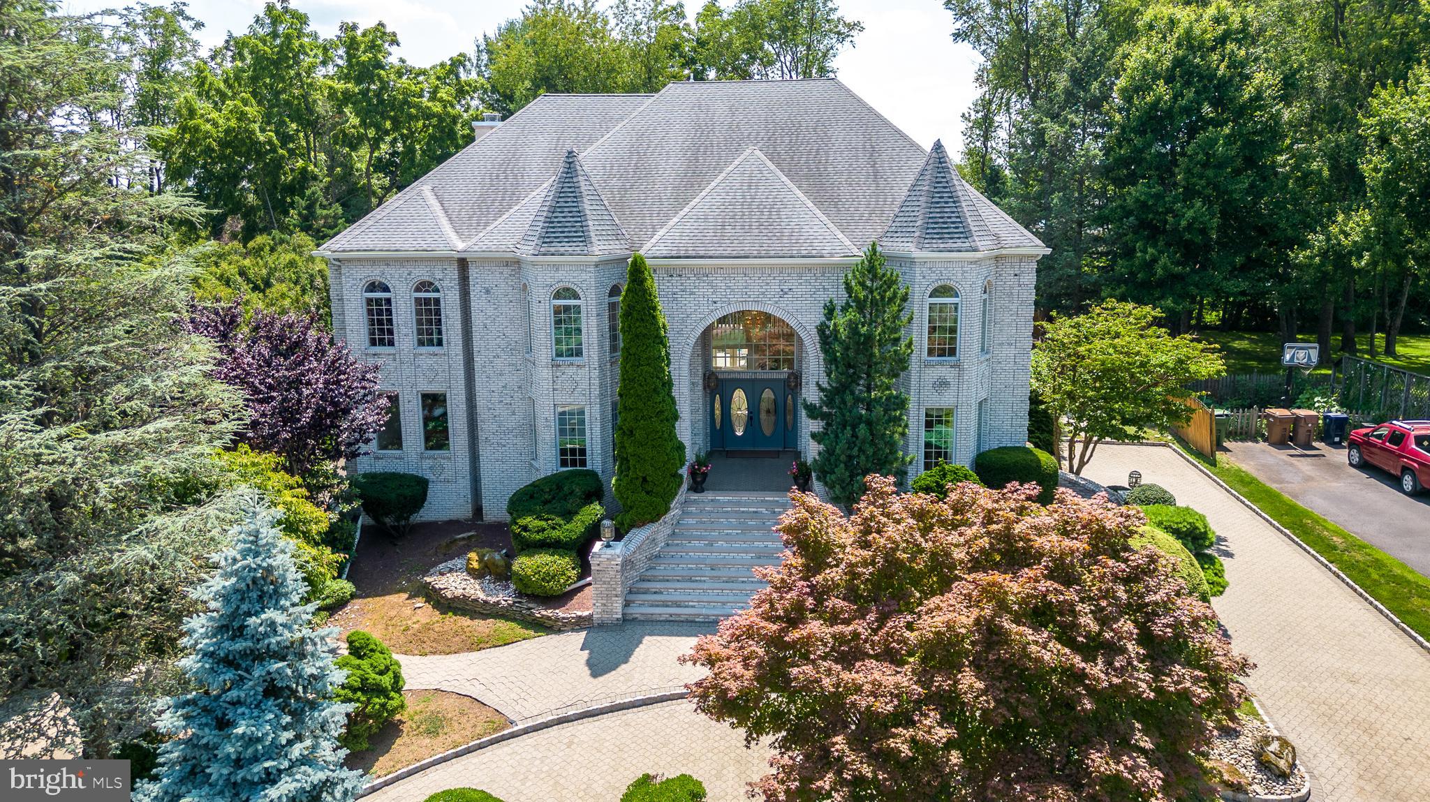 1805 Saxon Ln