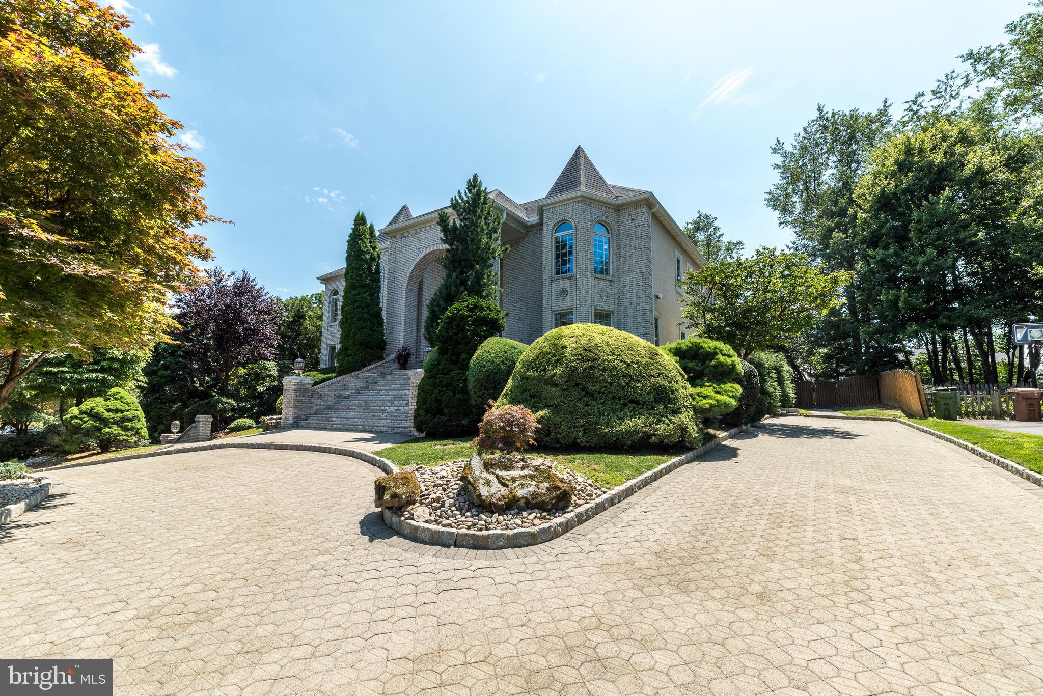 1805 Saxon Ln