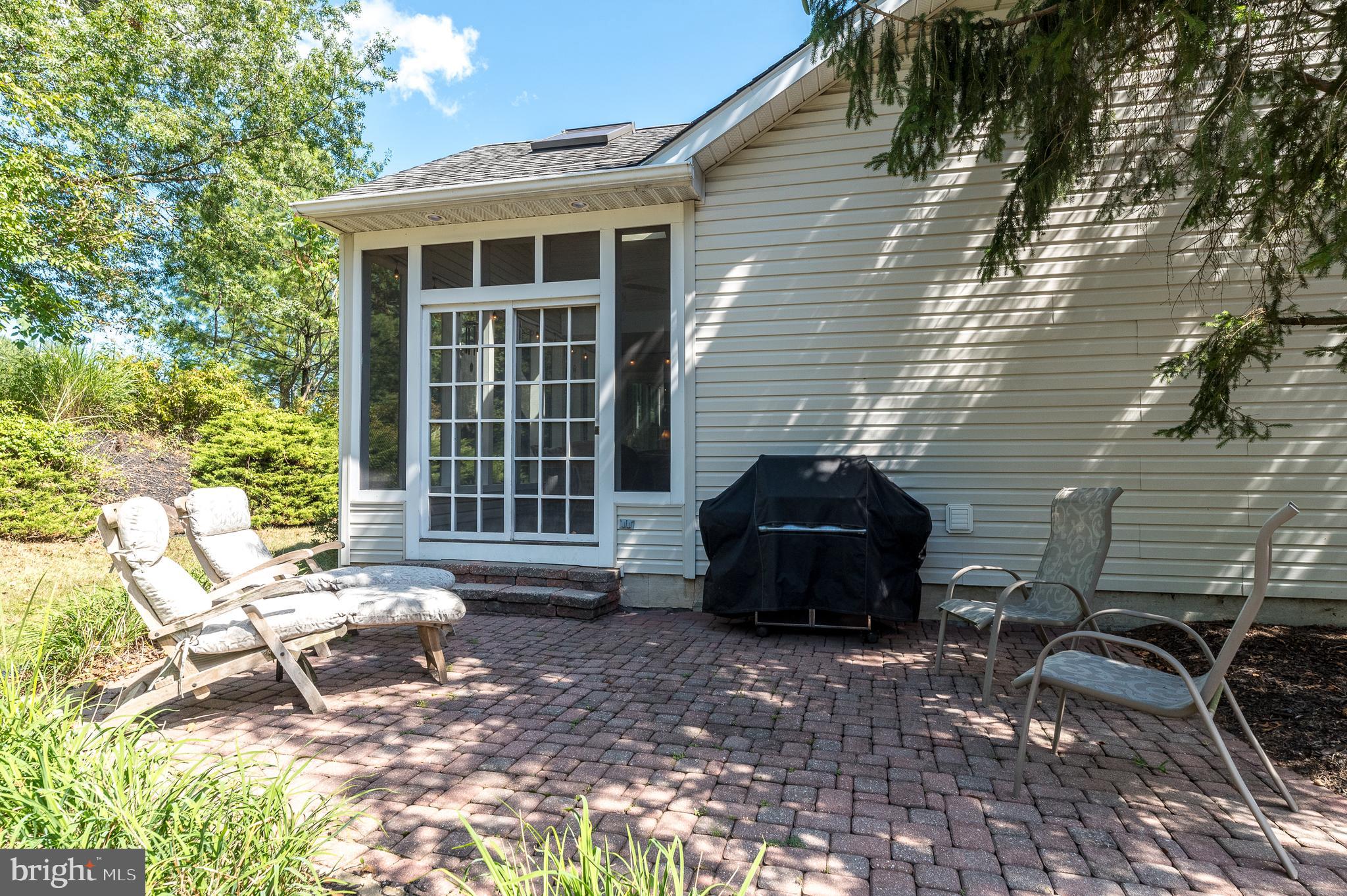 1043 Glendevon Dr