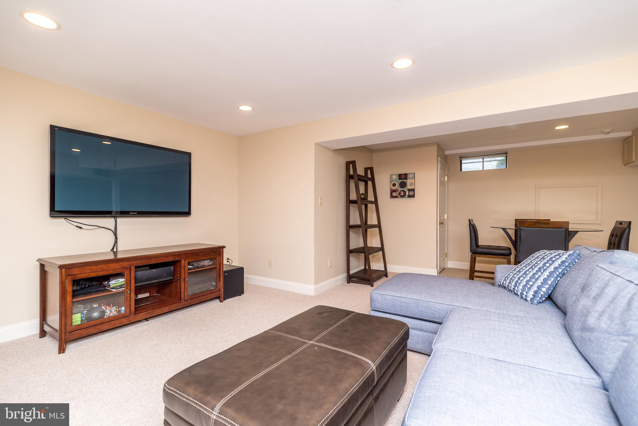 1226 Charter Ln
