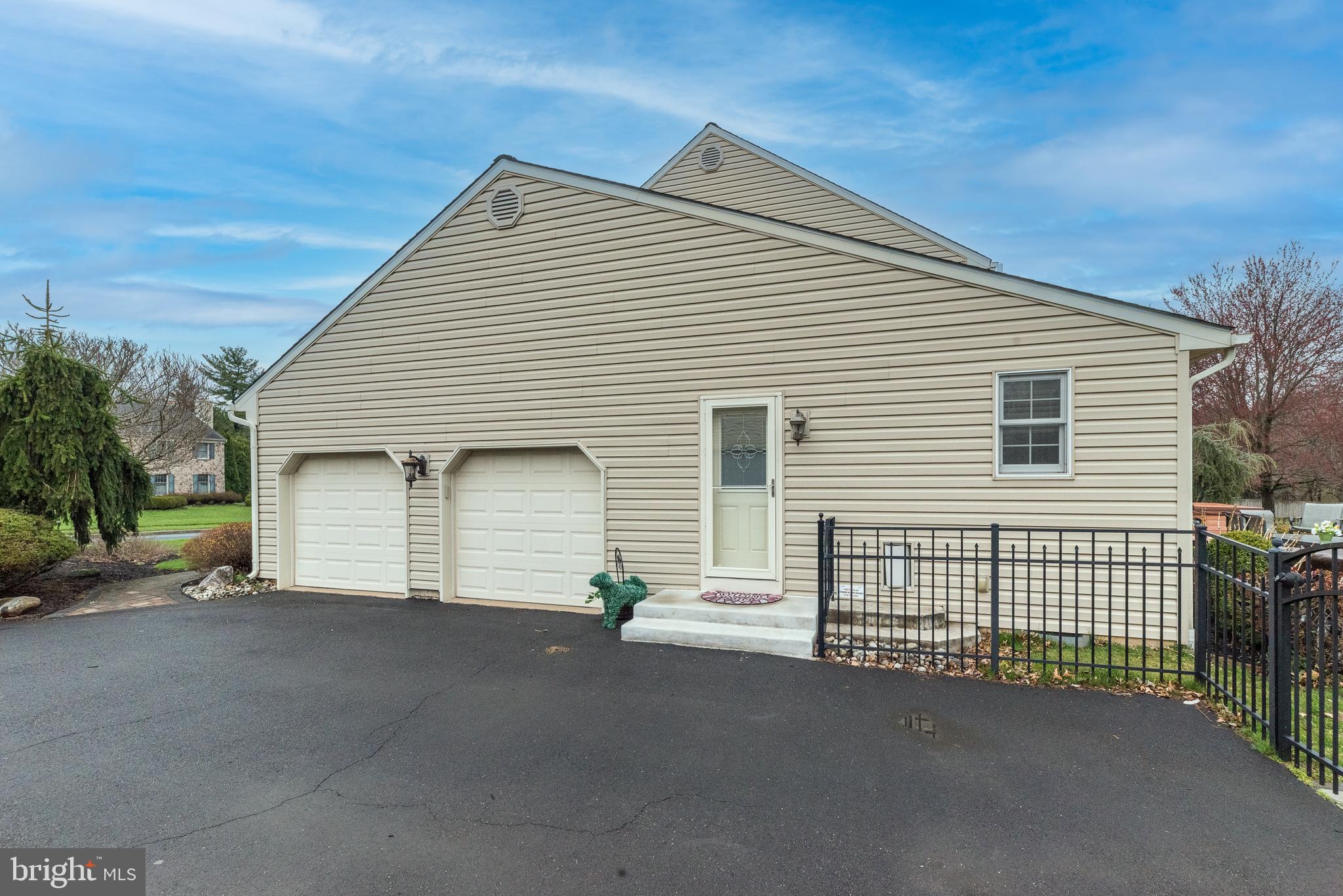 1612 Holly Hill Ln